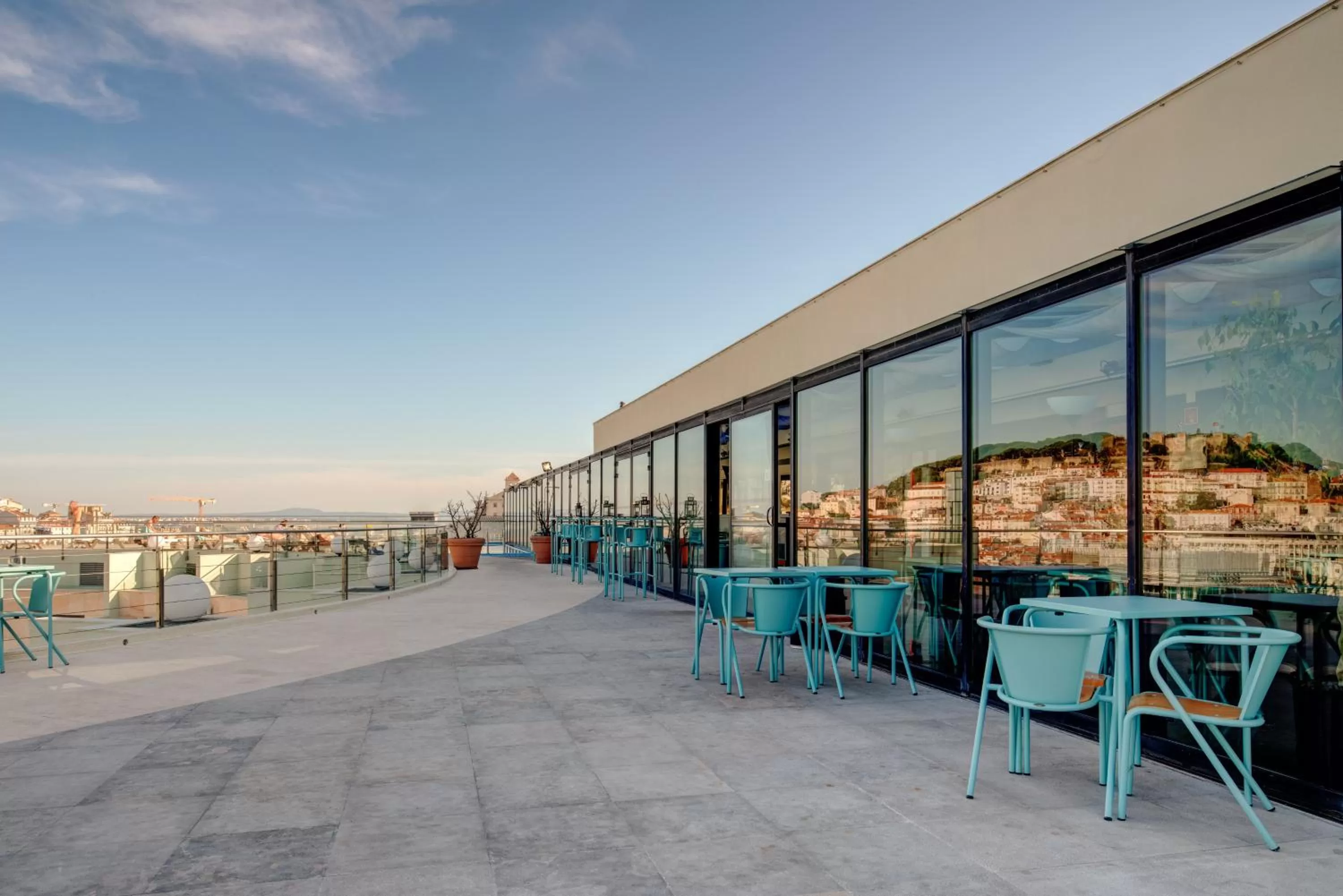 Restaurant/places to eat in VIP Executive Eden Aparthotel