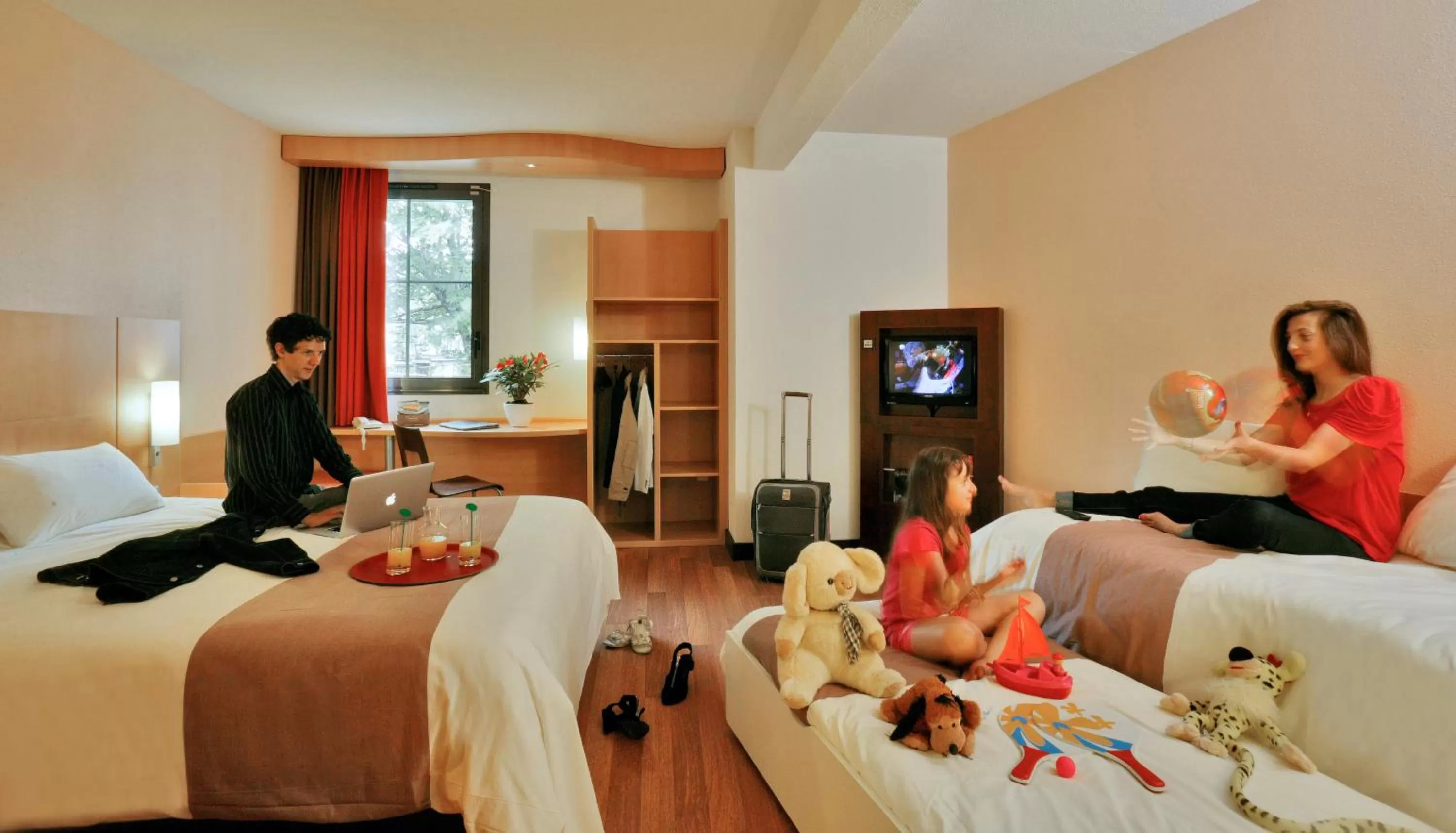 People, Bed in Ibis Sarlat Centre