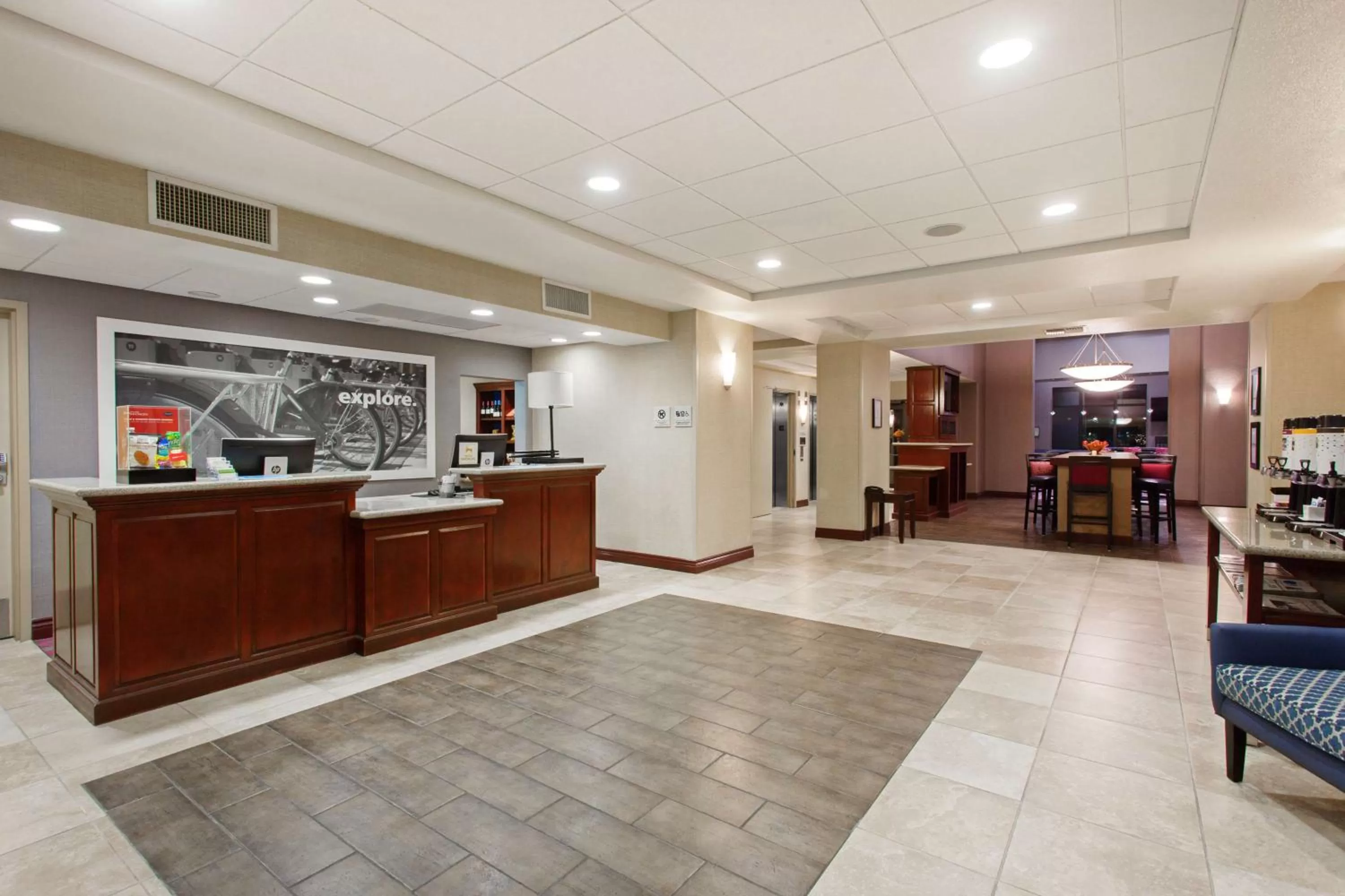 Lobby or reception in Hampton Inn & Suites Oakland Airport-Alameda