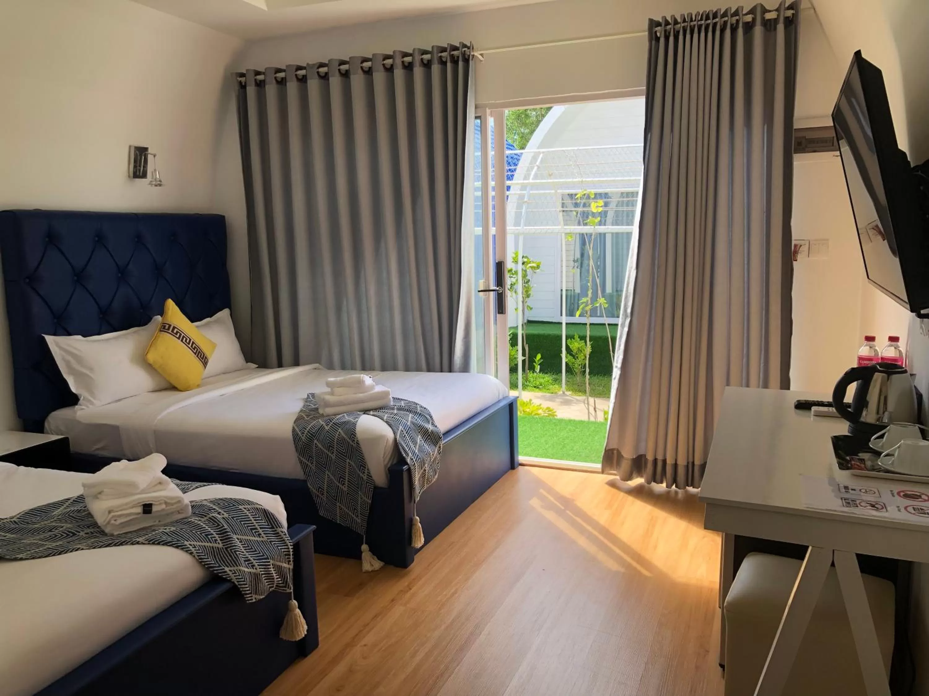 Photo of the whole room, Bed in Jasmine River Front