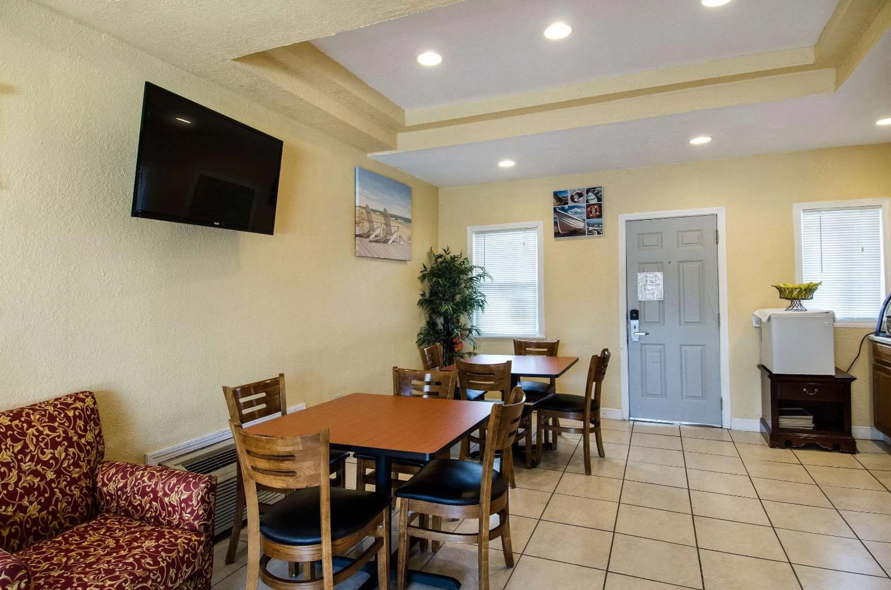 Restaurant/places to eat in Econo Lodge West Yarmouth on Cape Cod