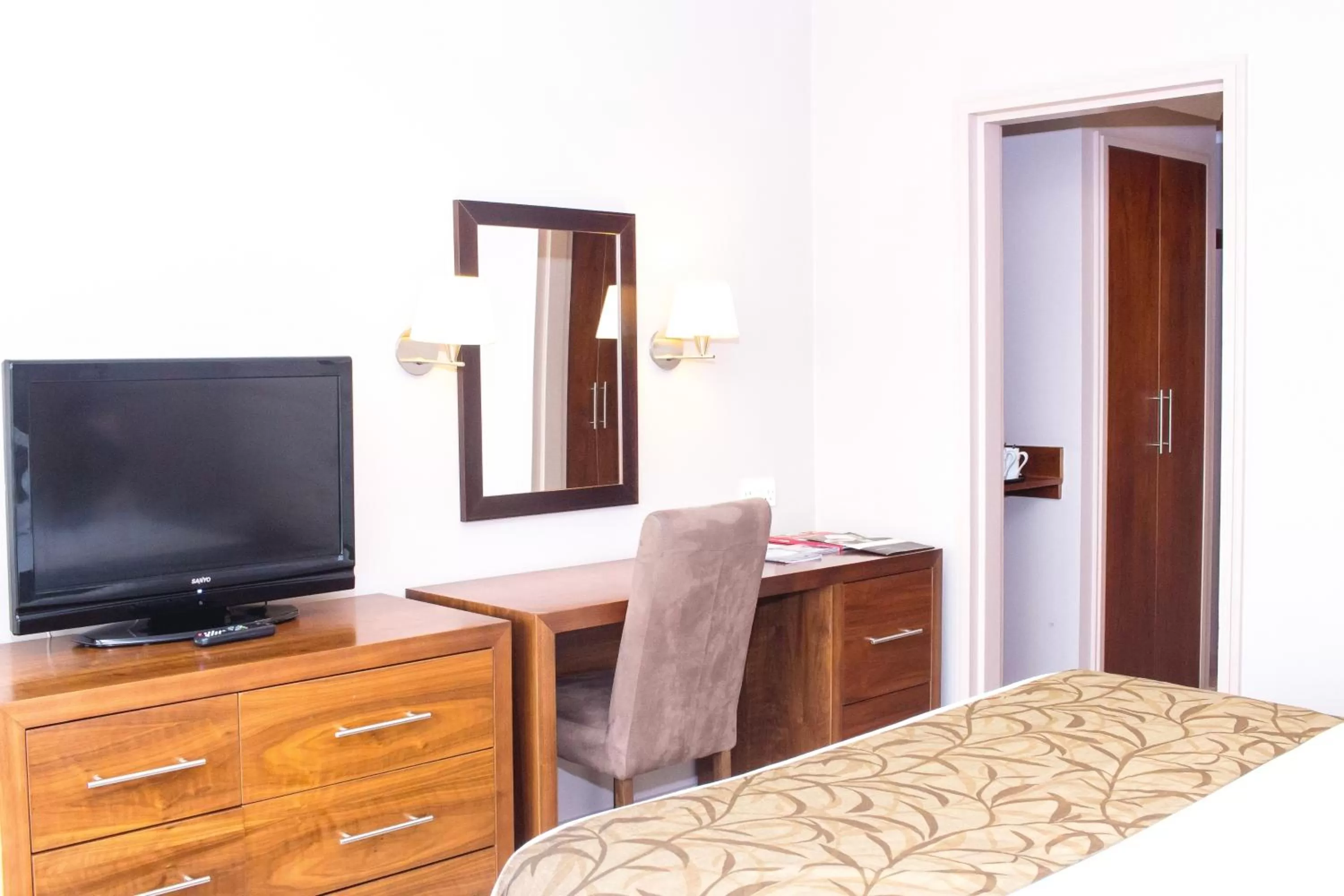 Photo of the whole room, Bed in Humber Royal Hotel