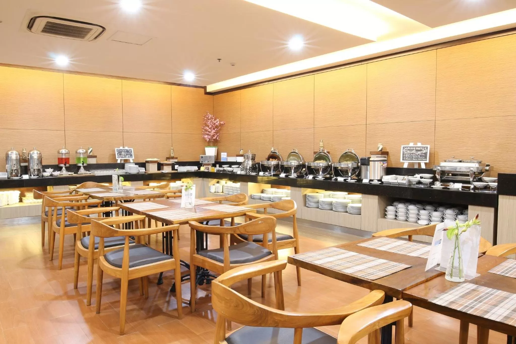 Restaurant/places to eat in Terraz Tree Hotel Jakarta