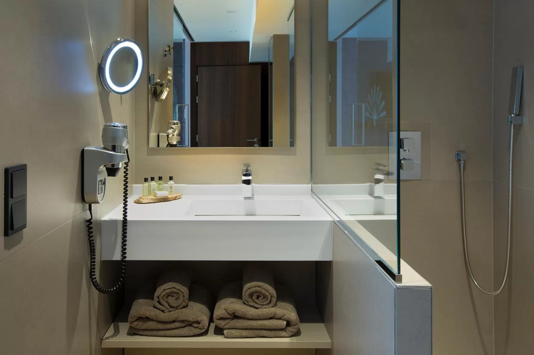 Photo of the whole room in Hotel L'Arbre Voyageur - LILLE