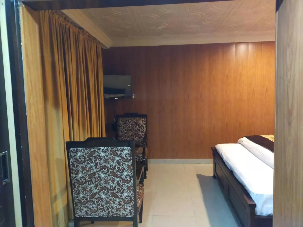 Bedroom, Bed in Shagufta Royal Hotel Murree