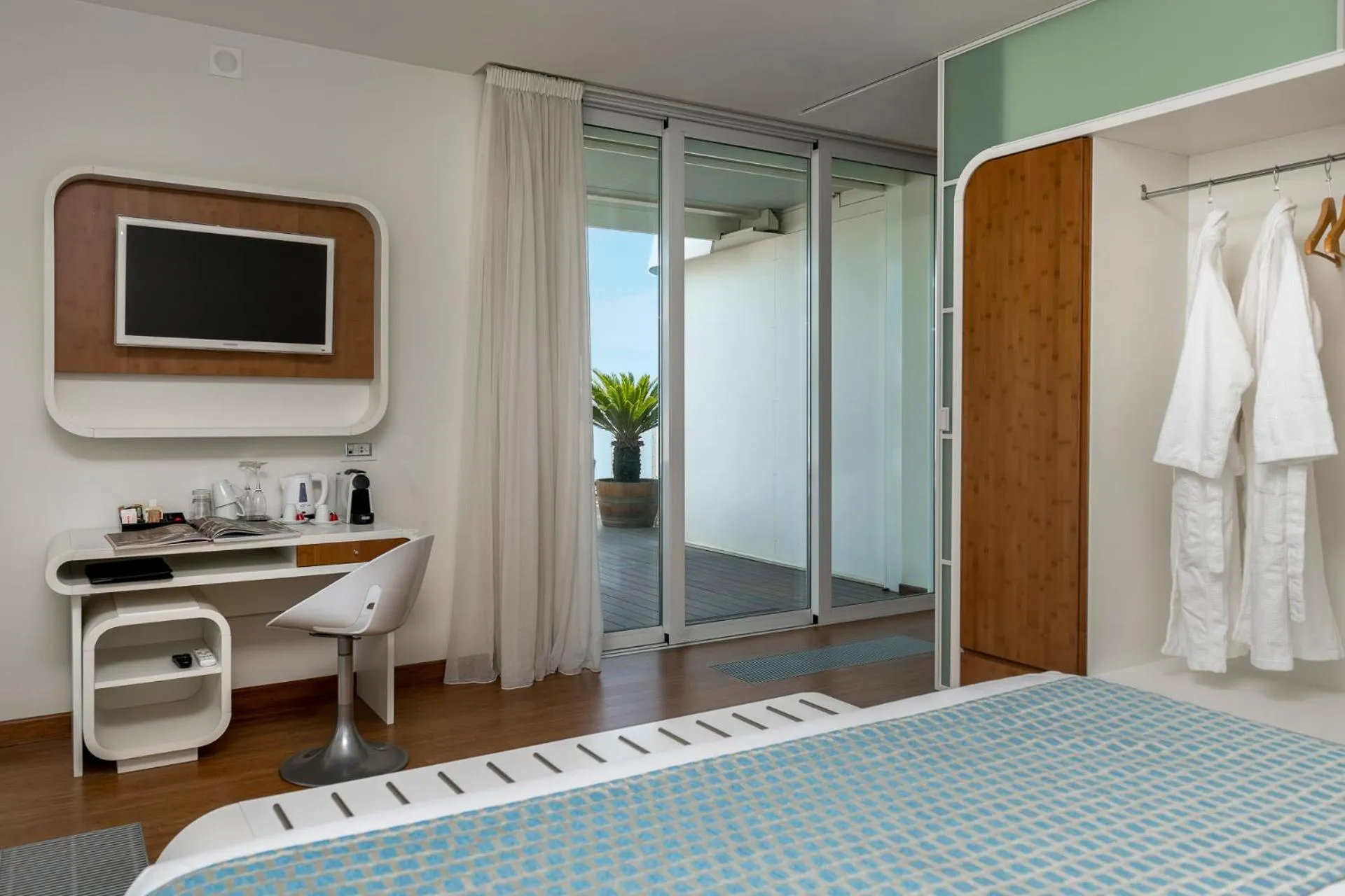 TV and multimedia, Bed in T-Suite Hotel