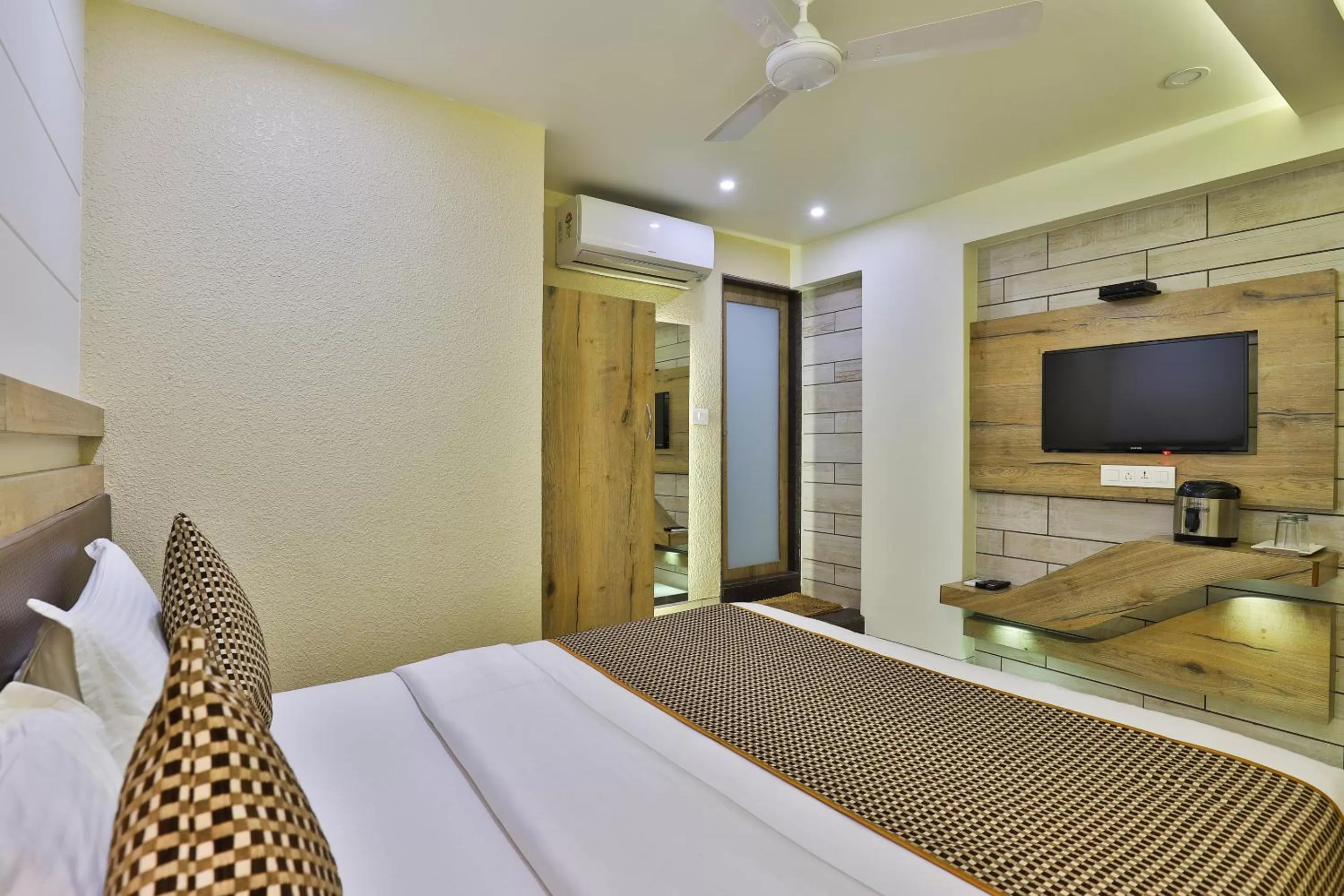 TV and multimedia, Bed in Hotel Pearl