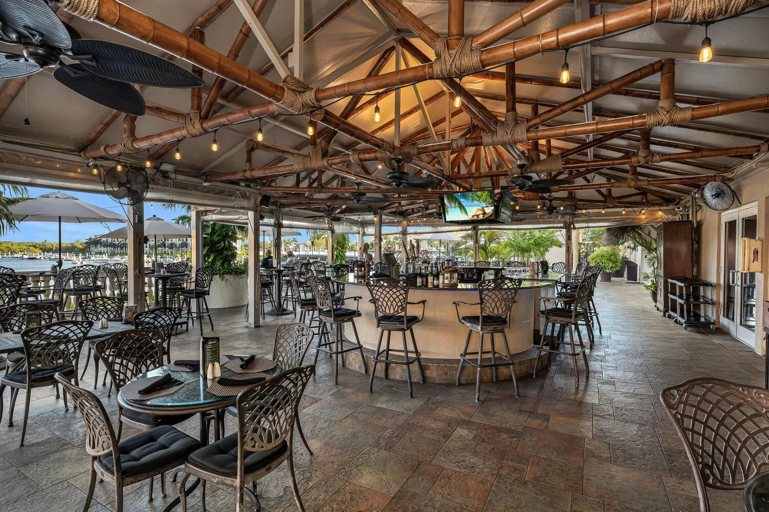 Restaurant/places to eat in Bayfront Inn 5th Avenue