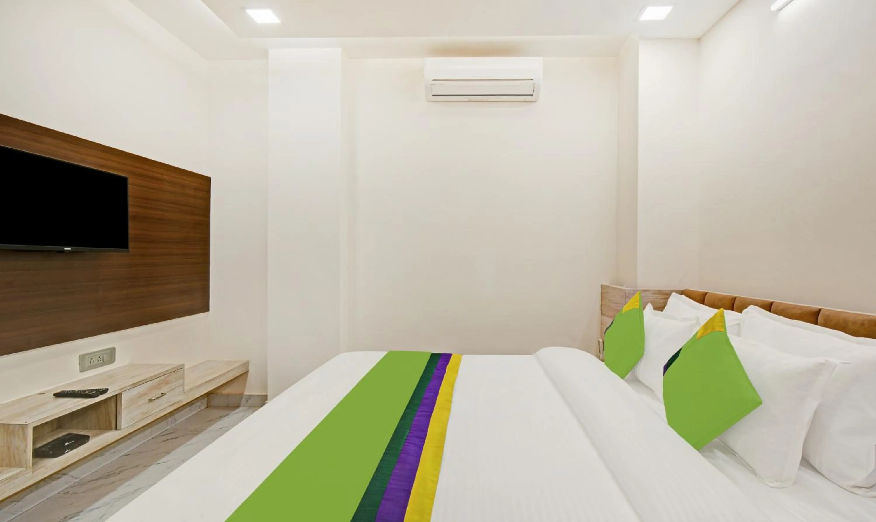 Bedroom, Bed in Treebo Paras Raj Near City Palace