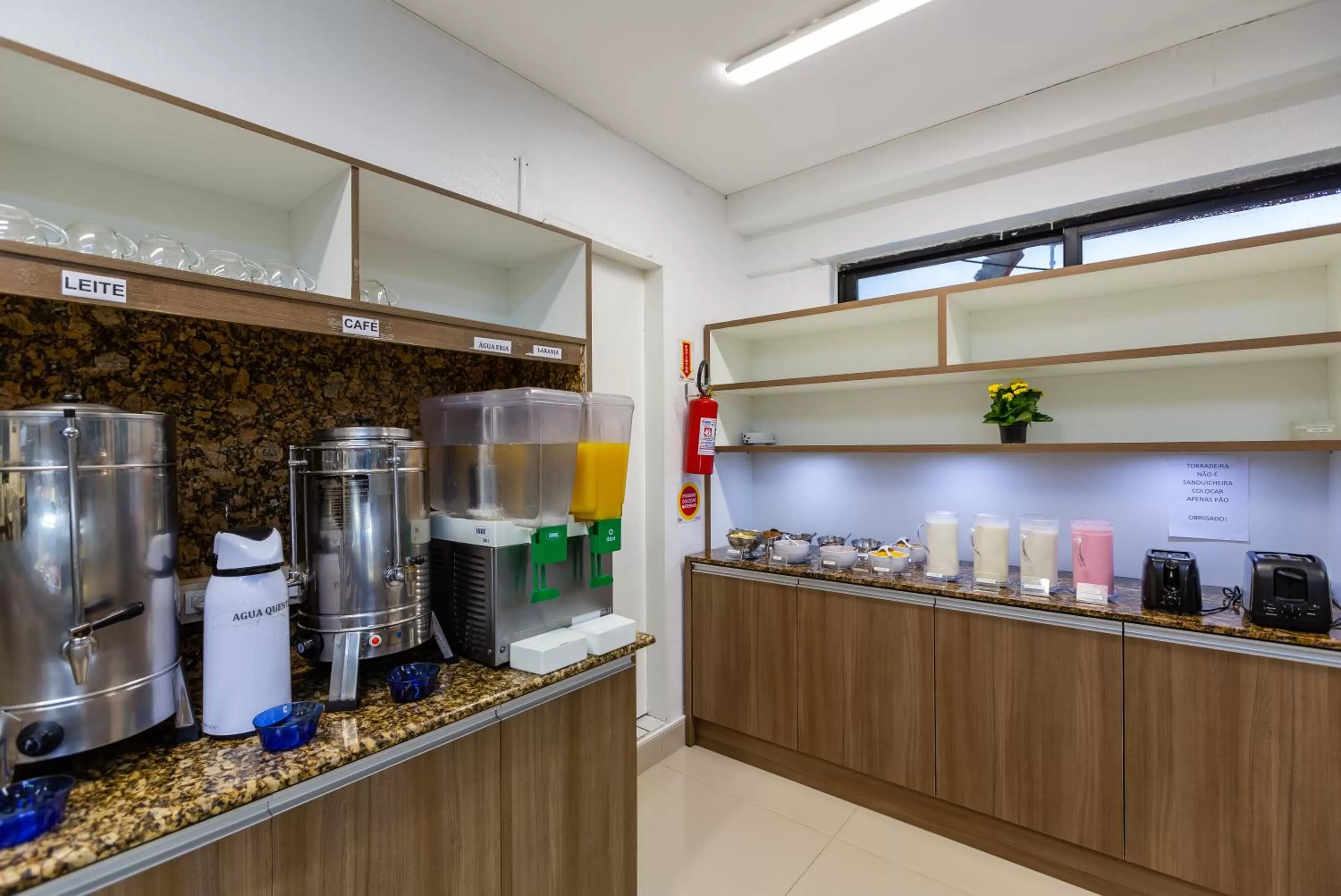 Breakfast, Kitchen/Kitchenette in Hotel Vila Mar