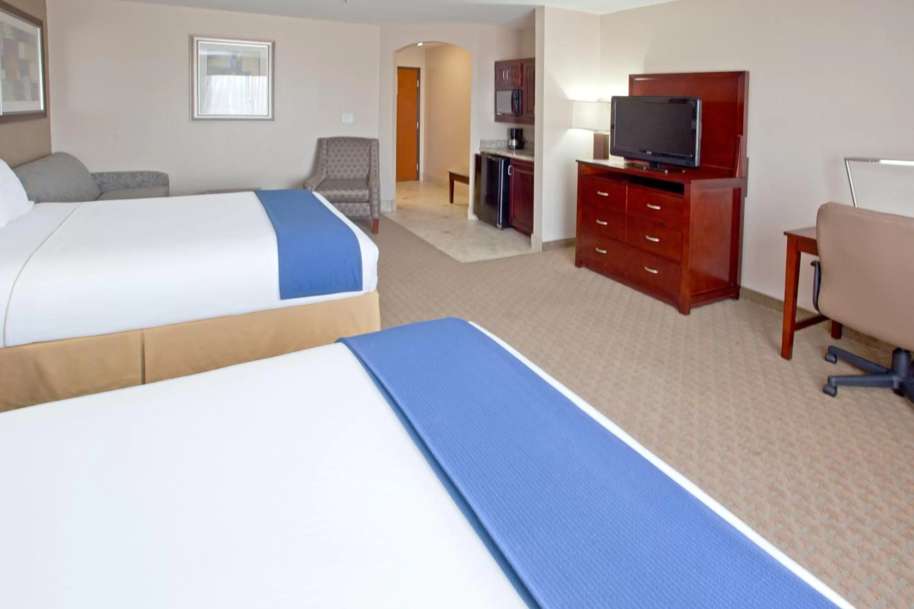 Photo of the whole room, Bed in Holiday Inn Express & Suites College Station by IHG