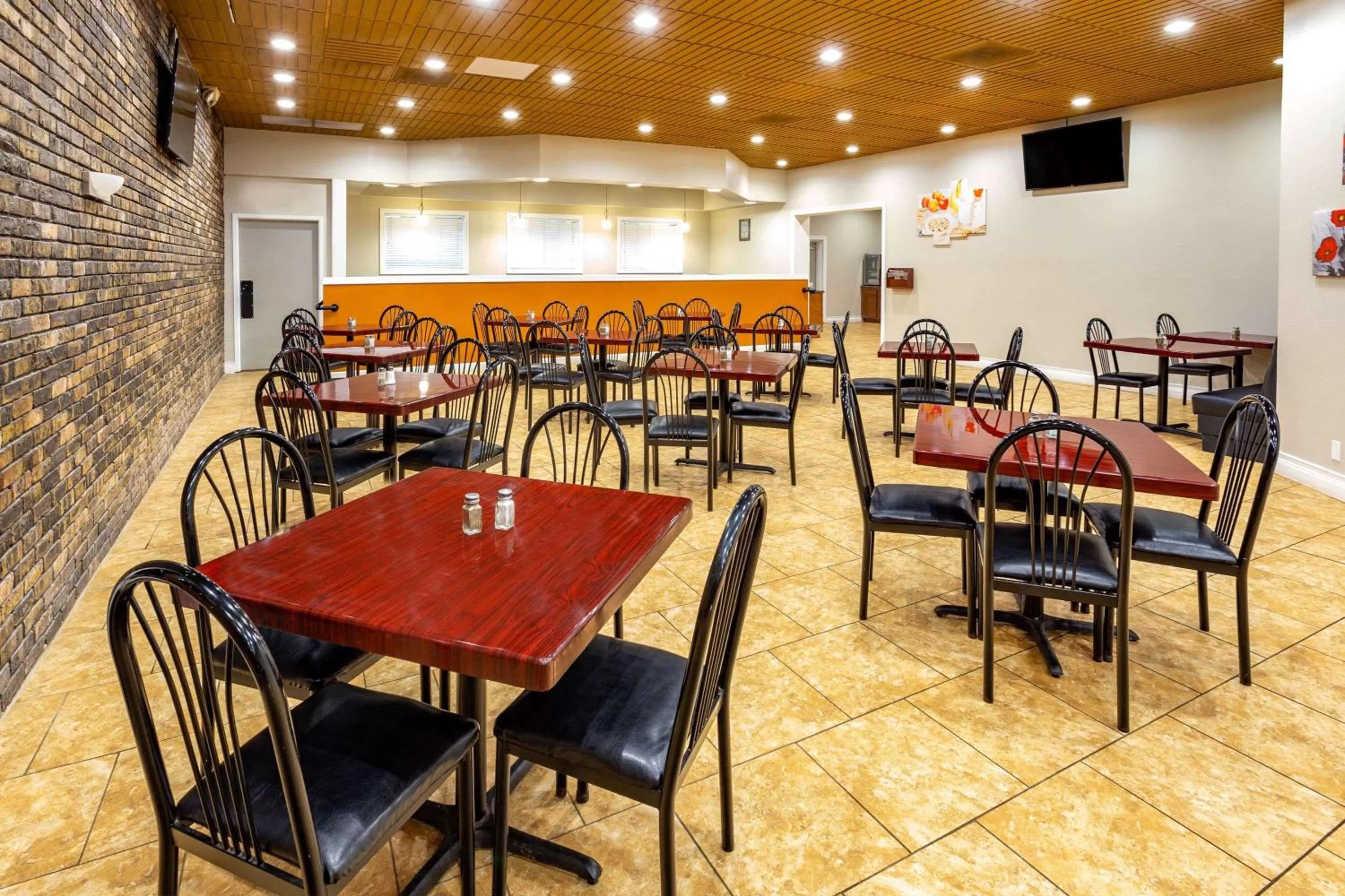 Restaurant/places to eat in AmericInn by Wyndham Janesville