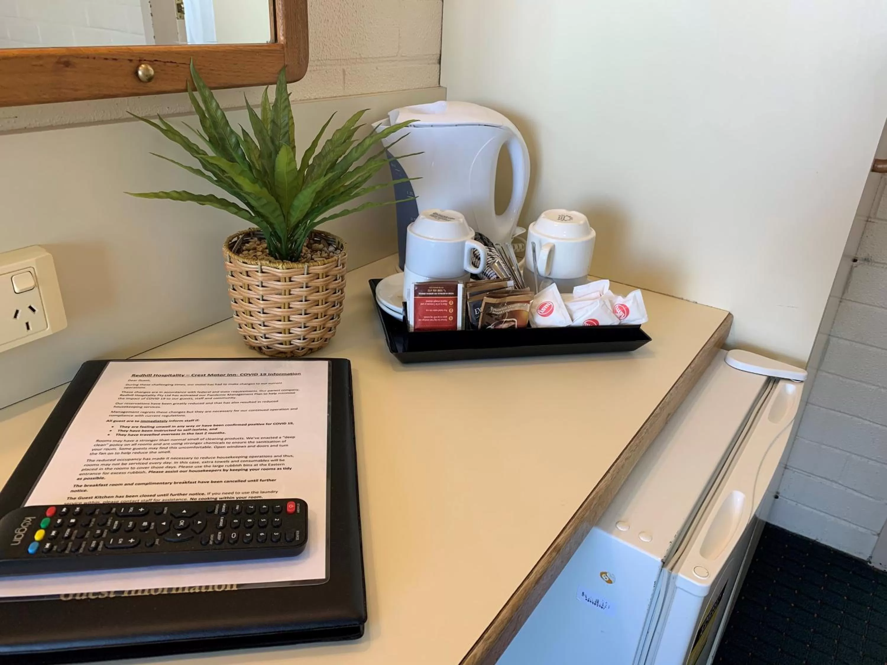 Coffee/tea facilities in Crest Motor Inn