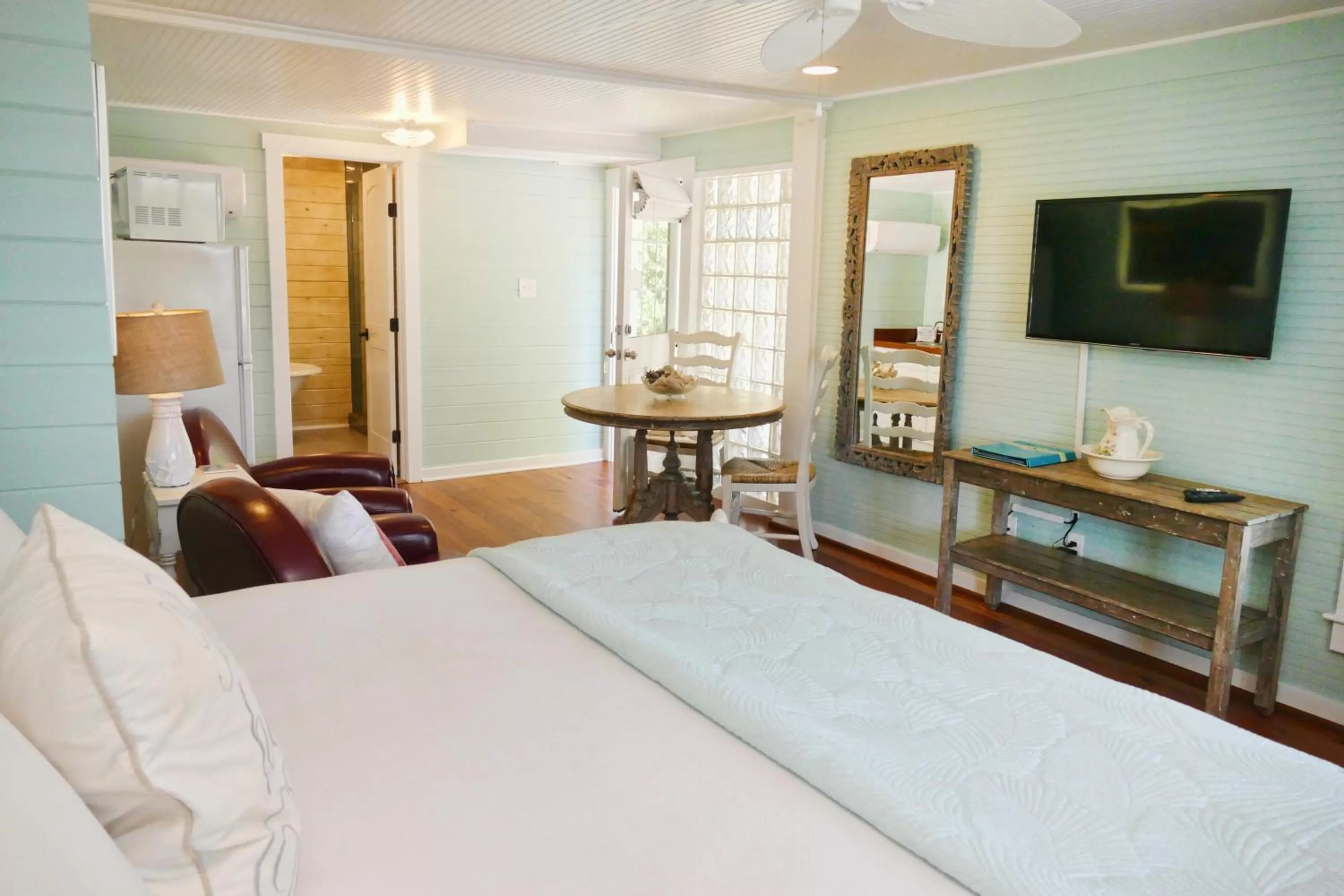 Photo of the whole room, Bed in Beachview Inn and Spa