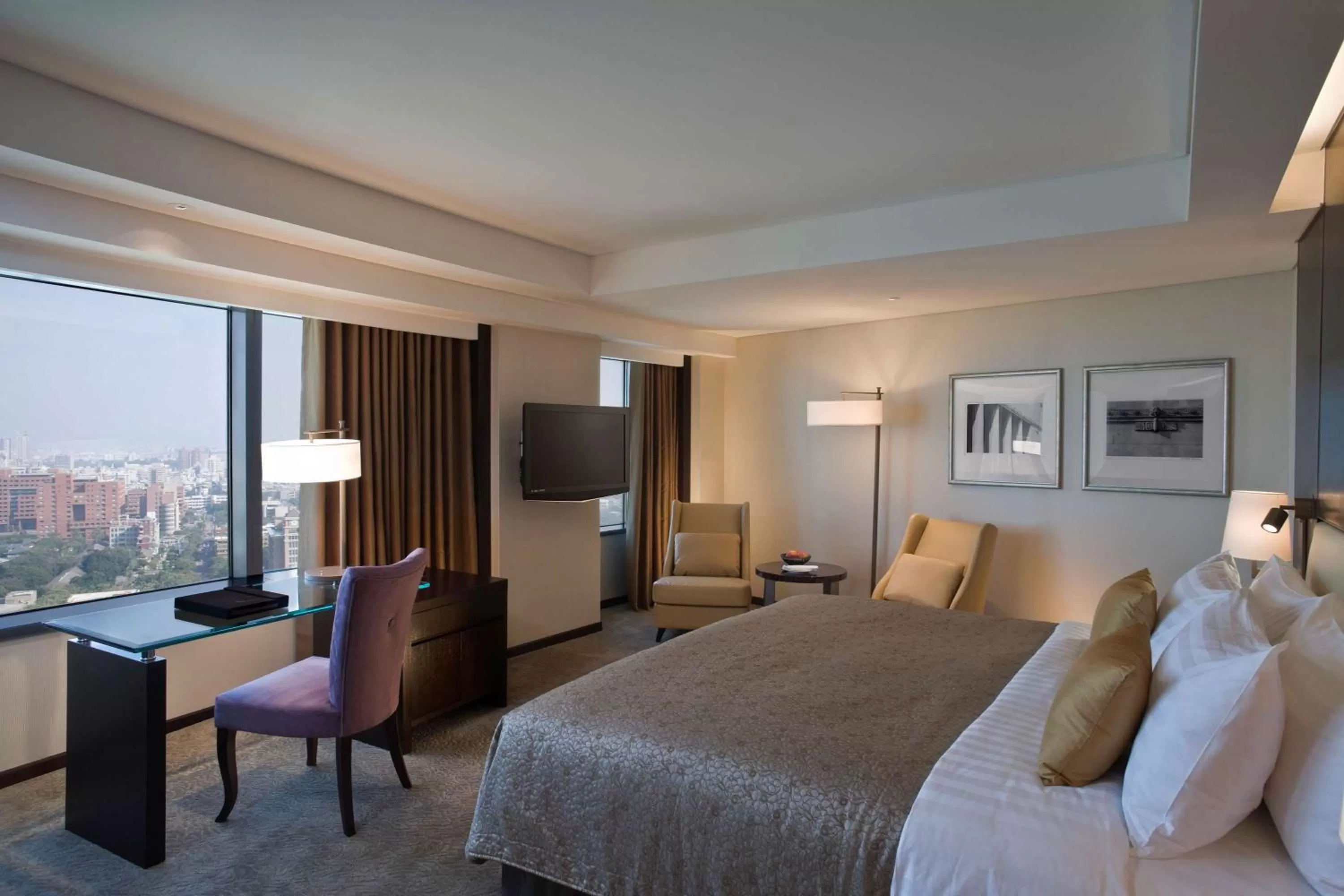 Photo of the whole room, Bed in Shangri-La Far Eastern Tainan