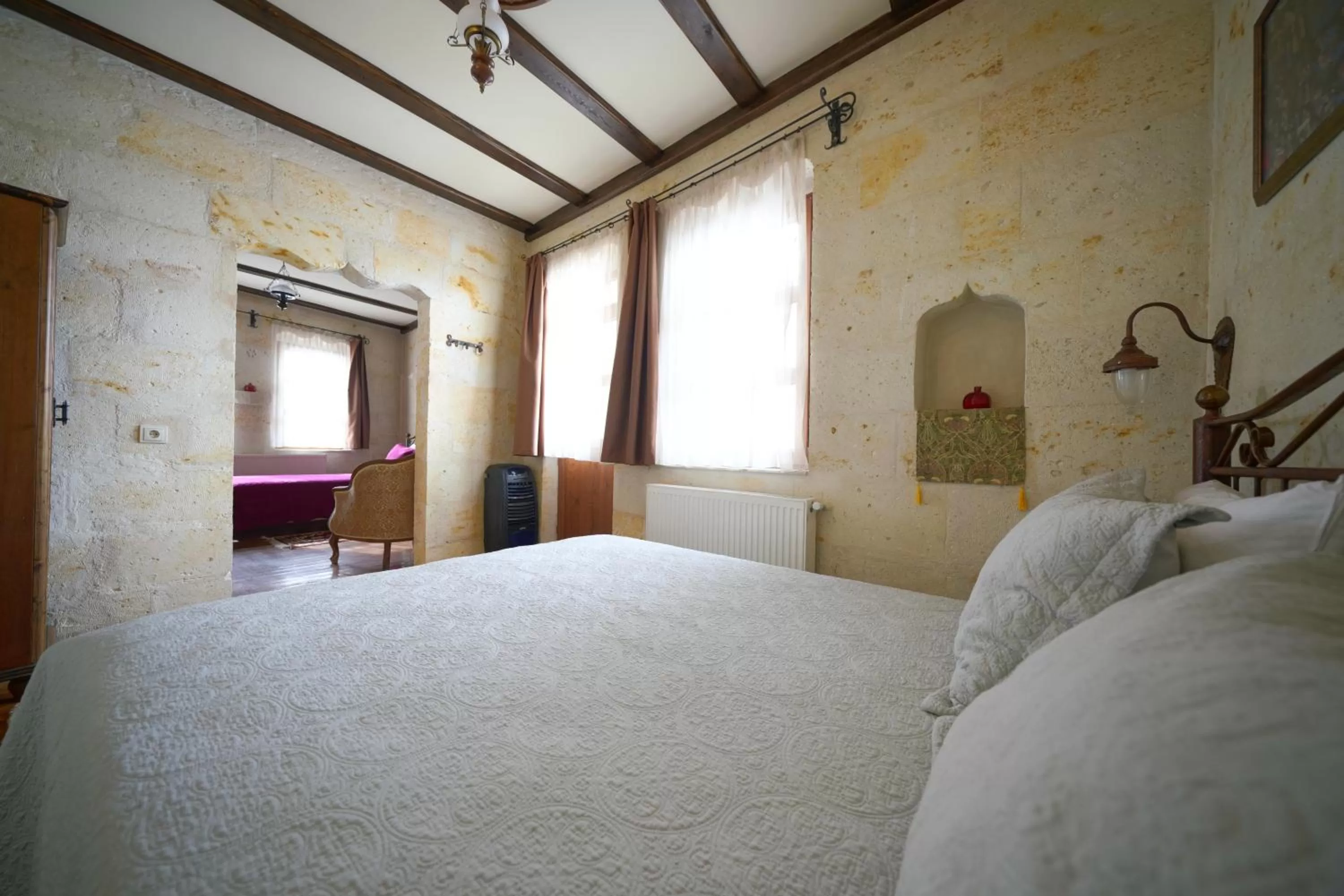 Property building, Bed in Vista Cave Hotel