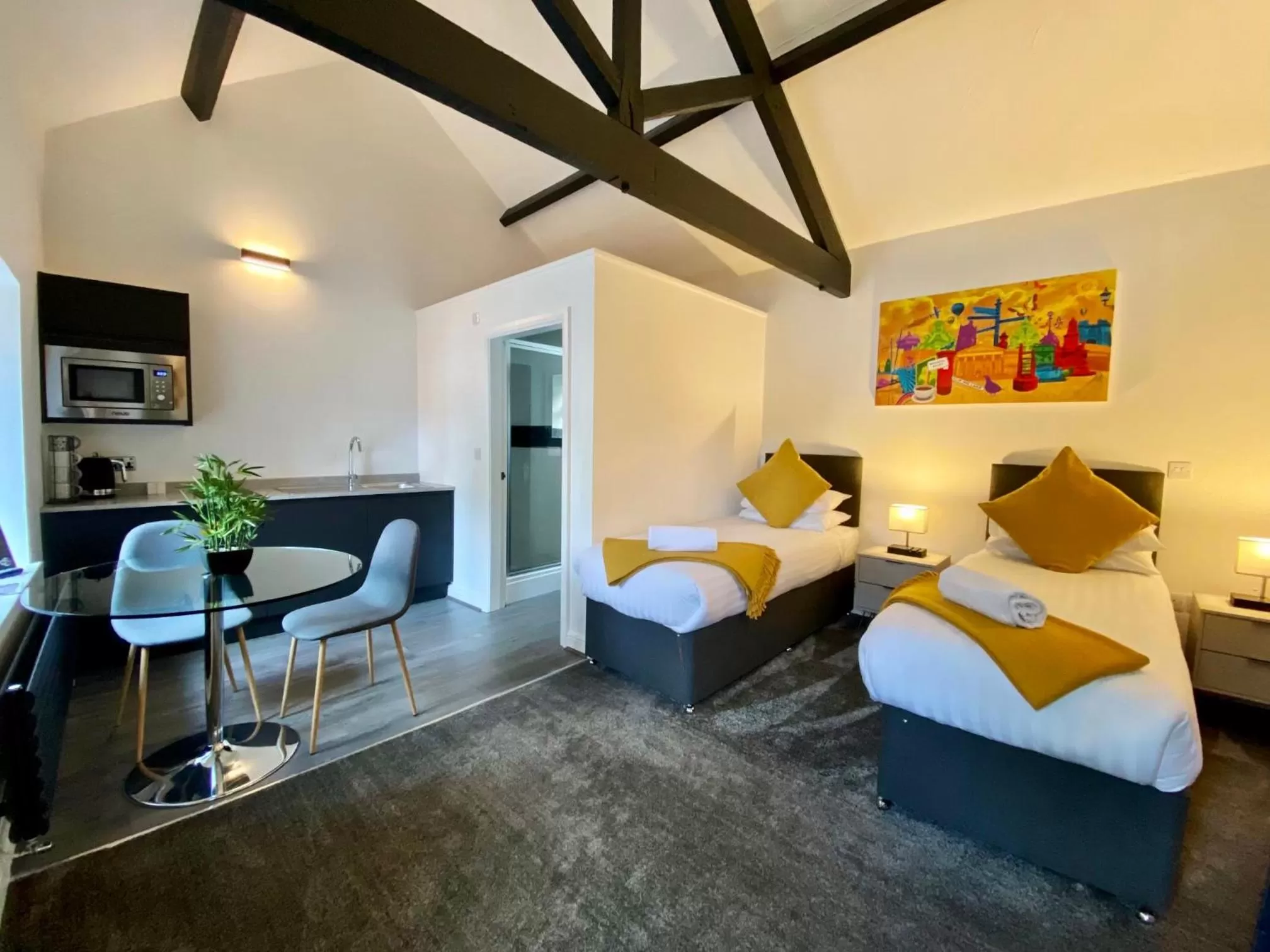 Photo of the whole room, Bed in Crows Hotel