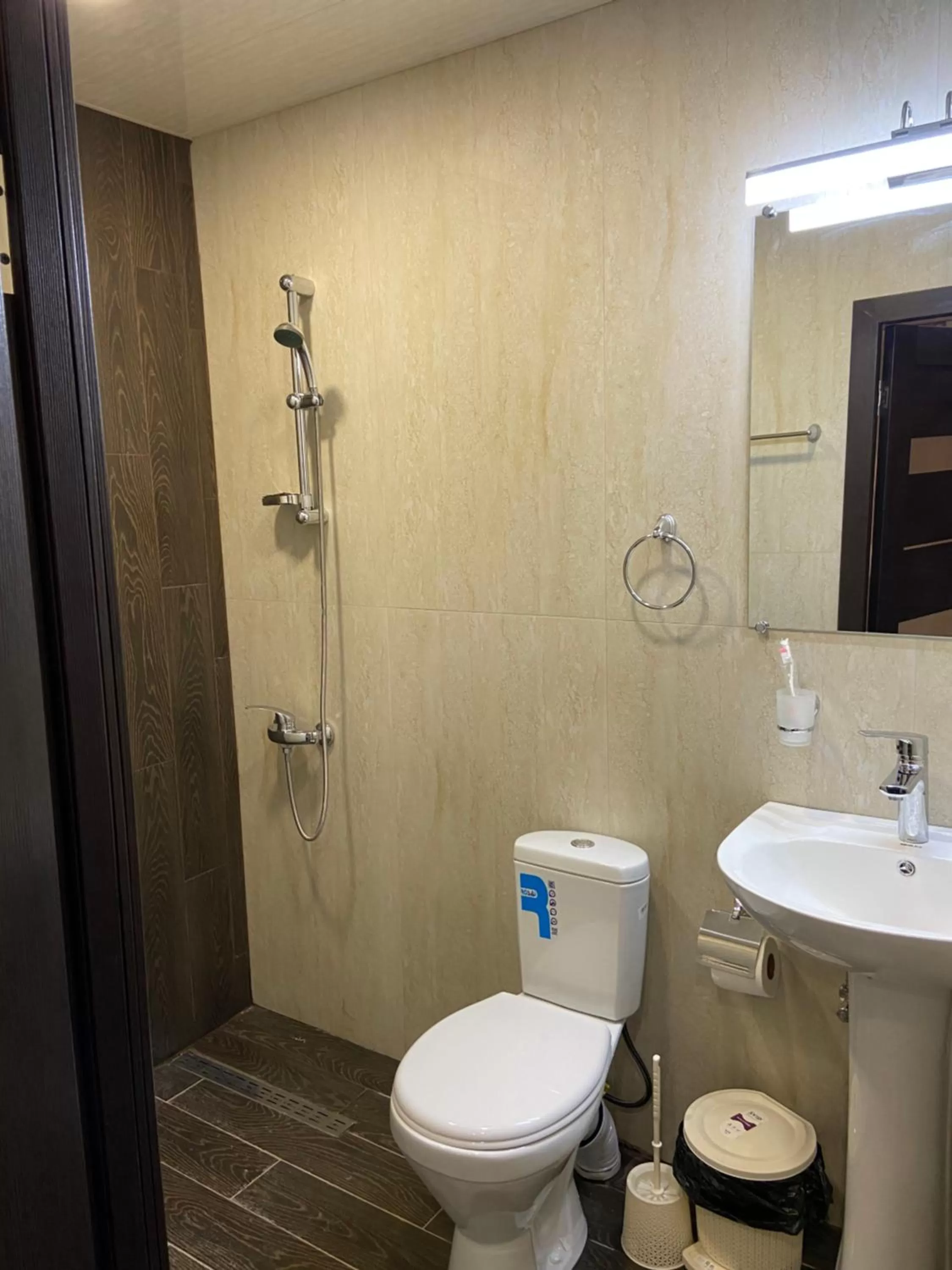 Bathroom in Elross Hotel