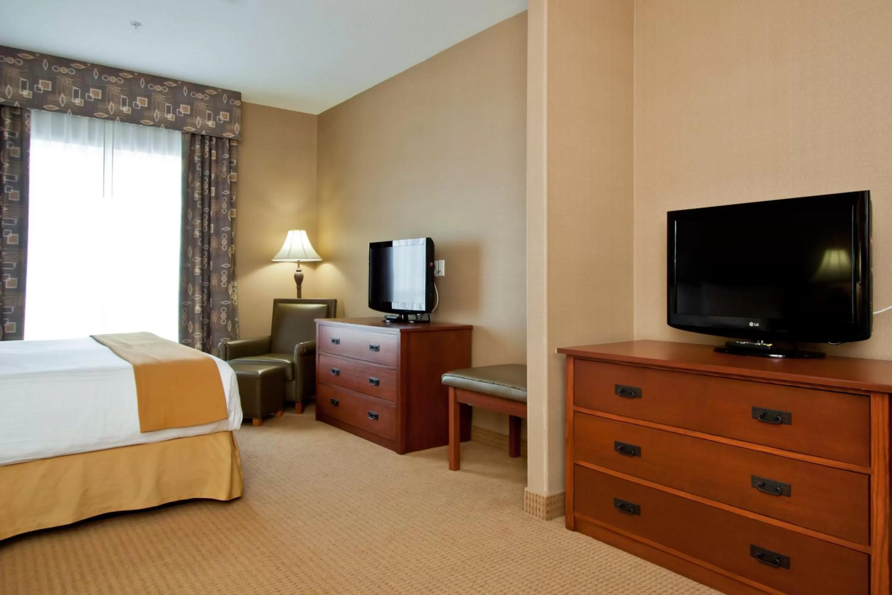 Photo of the whole room, Bed in Days Inn & Suites by Wyndham Strathmore