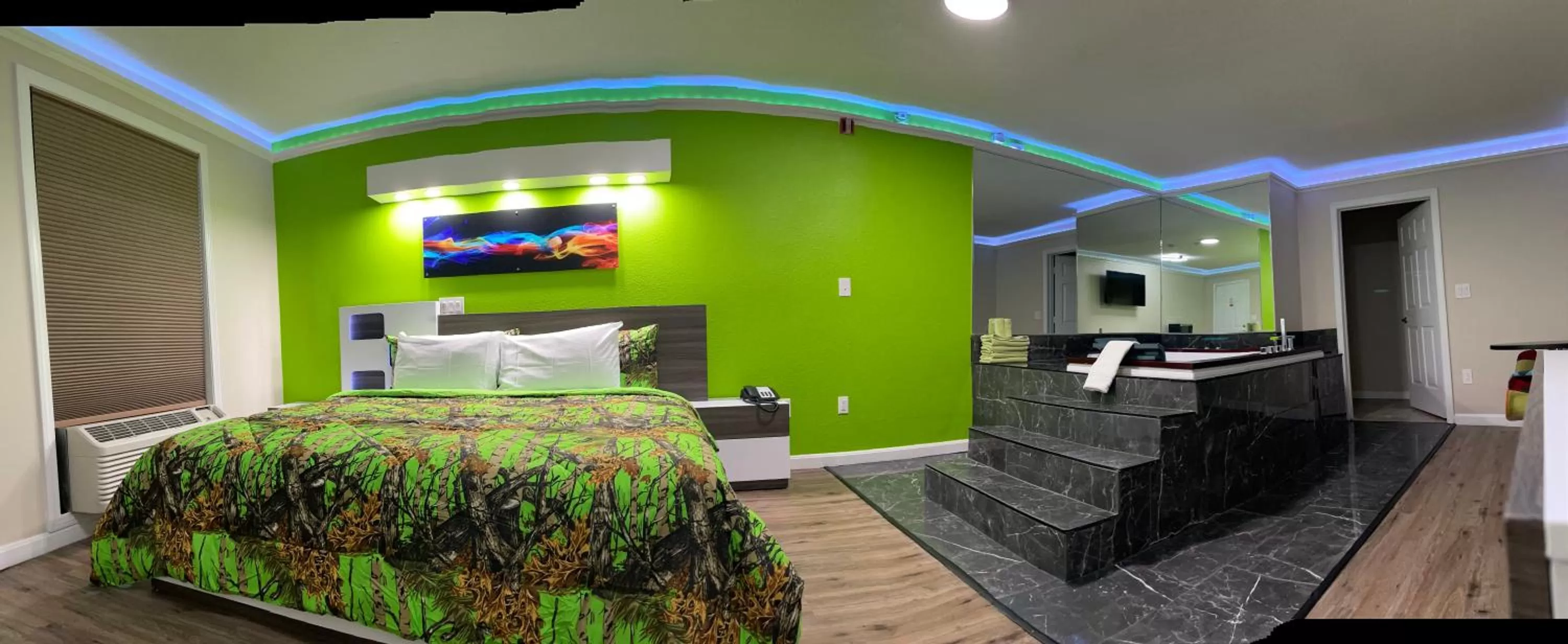 Photo of the whole room, Bed in Classic Motor Lodge Providence - West Greenwich