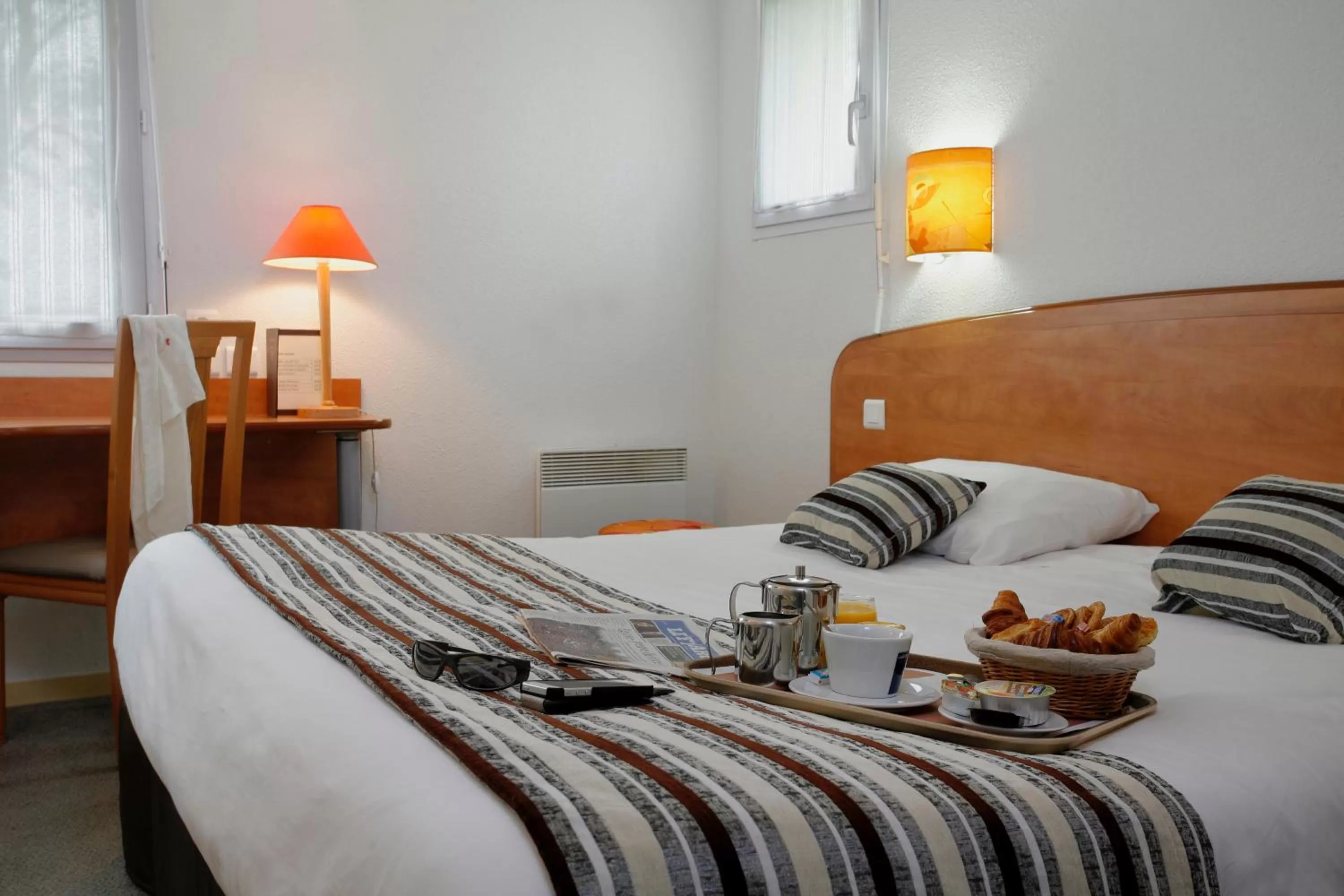 Photo of the whole room, Bed in Logis Hôtel Novalis Quimperlé