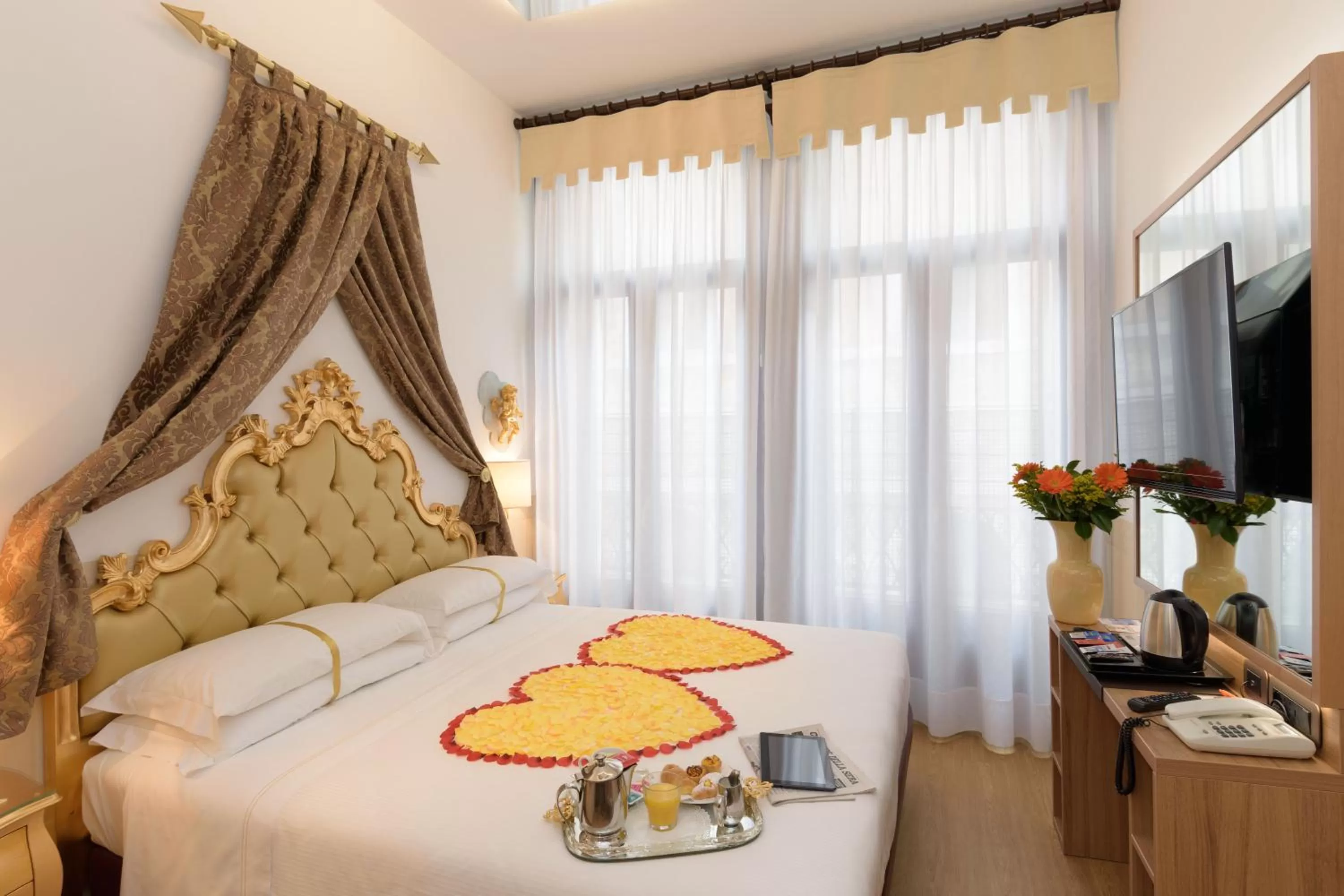 Photo of the whole room, Bed in UNAHOTELS Ala Venezia-Adults 16