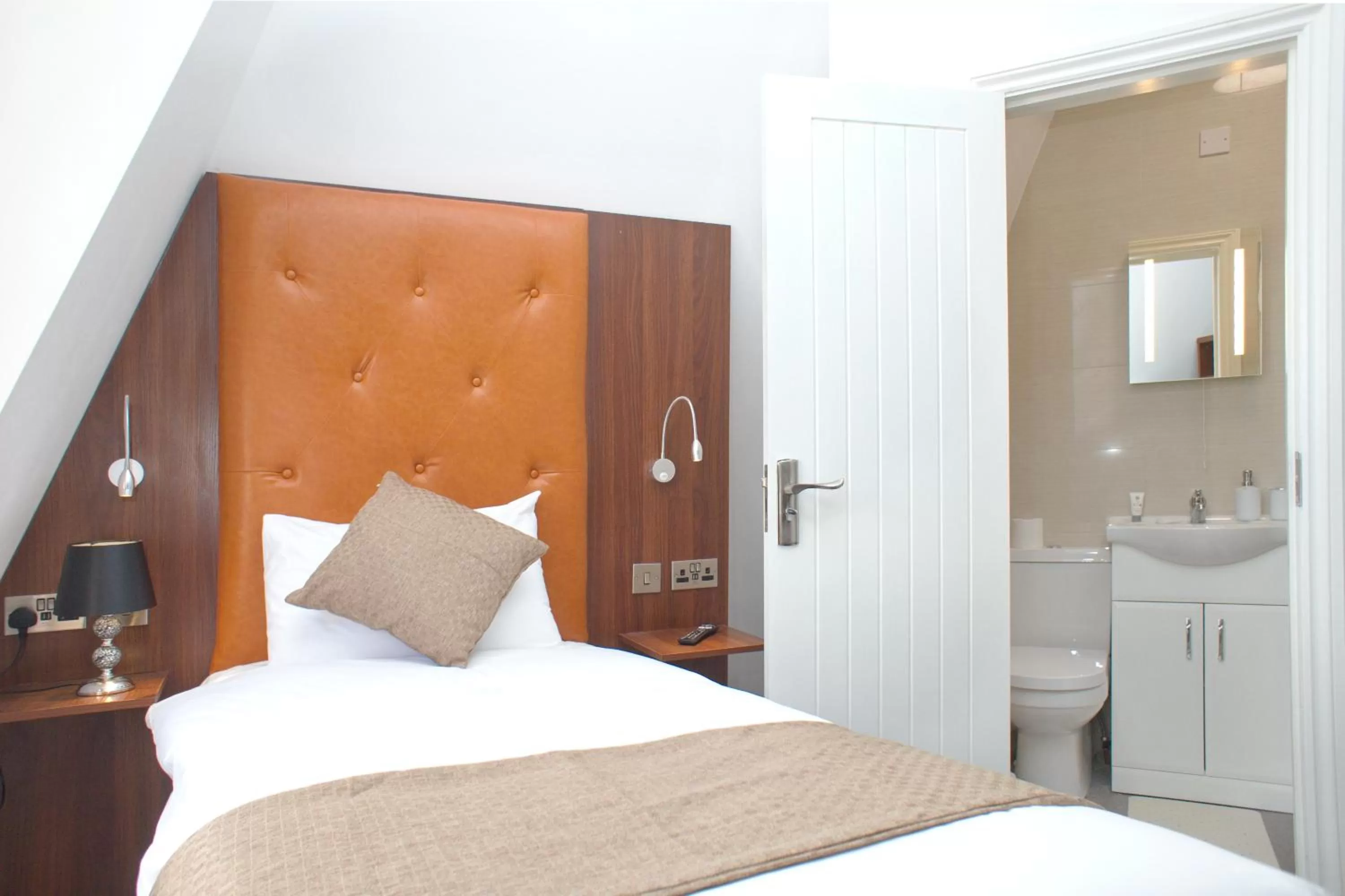 Bed in Trivelles Rochester Hotel