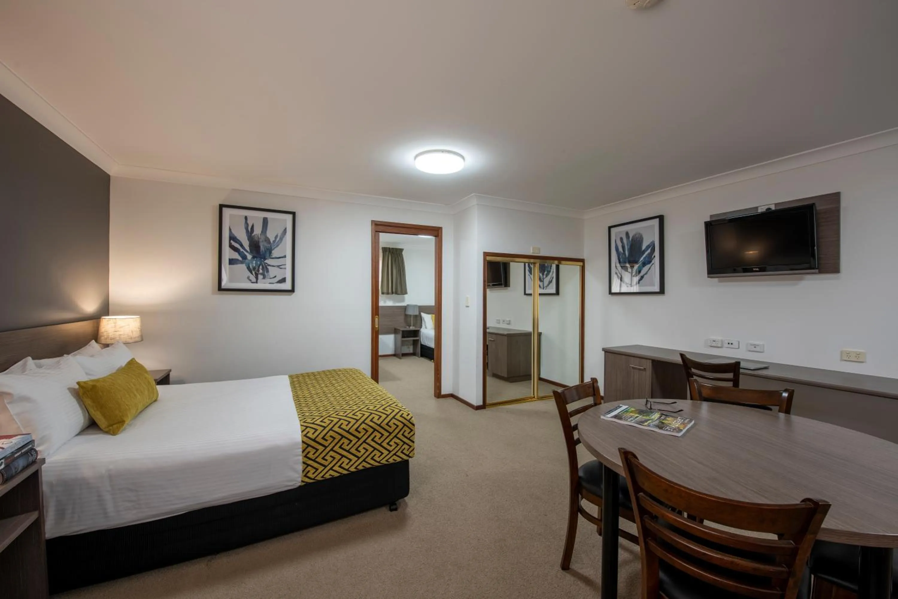 Photo of the whole room, Bed in Best Western Plus Ambassador Orange