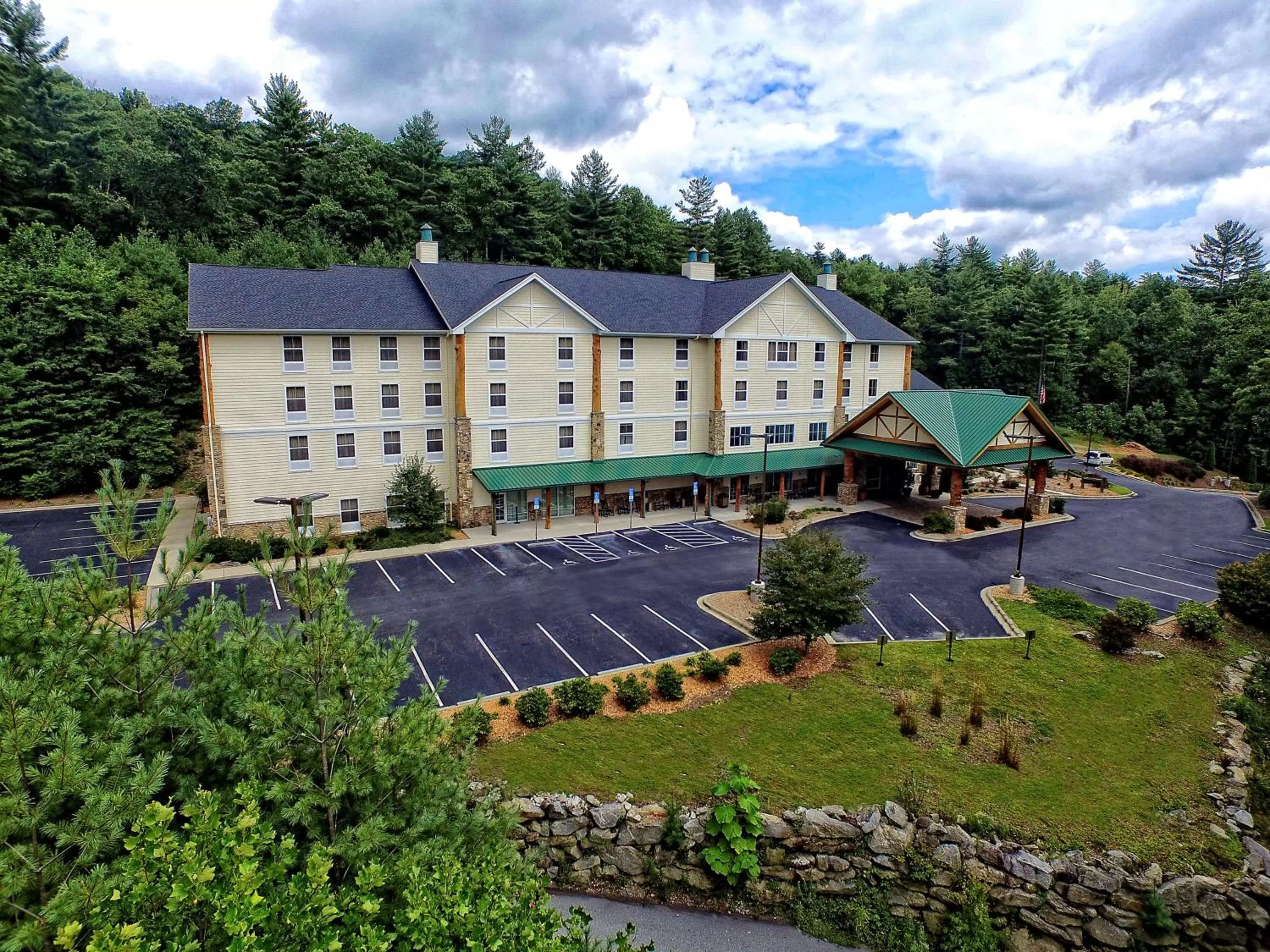 Property building in Hampton Inn & Suites Cashiers - Sapphire Valley