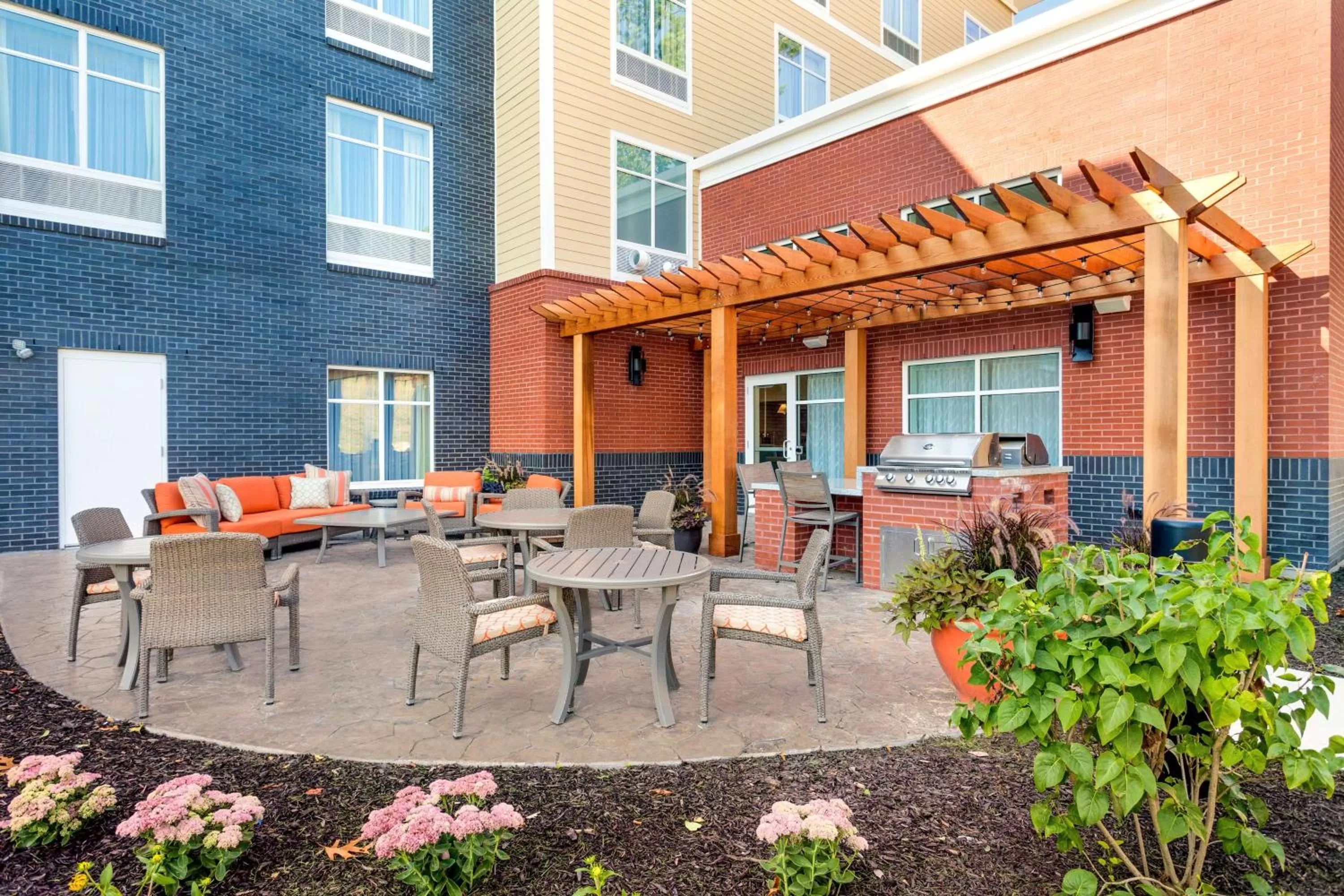 Inner courtyard view in Homewood Suites by Hilton Gateway Hills Nashua