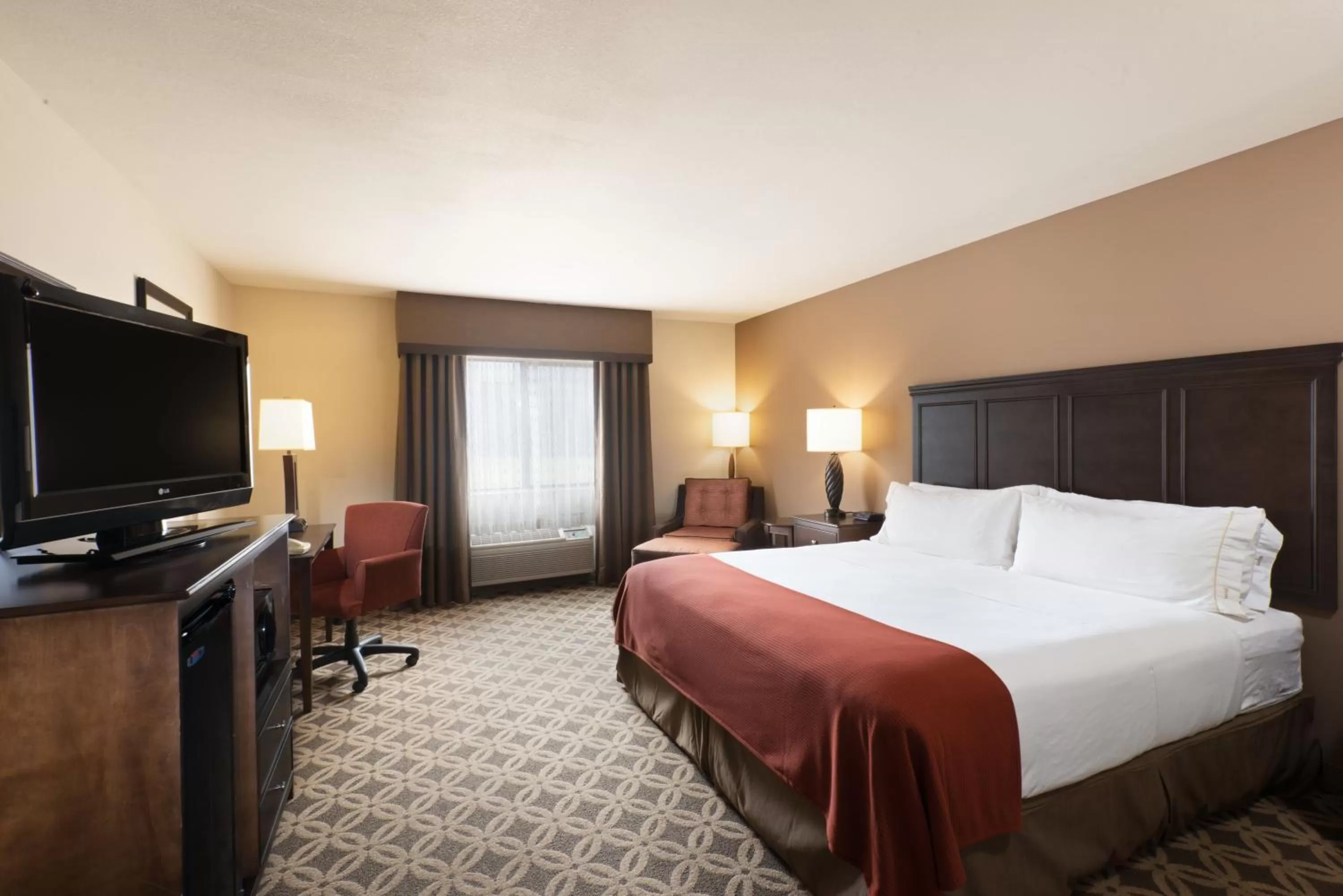 Photo of the whole room, Bed in Holiday Inn Express Show Low by IHG