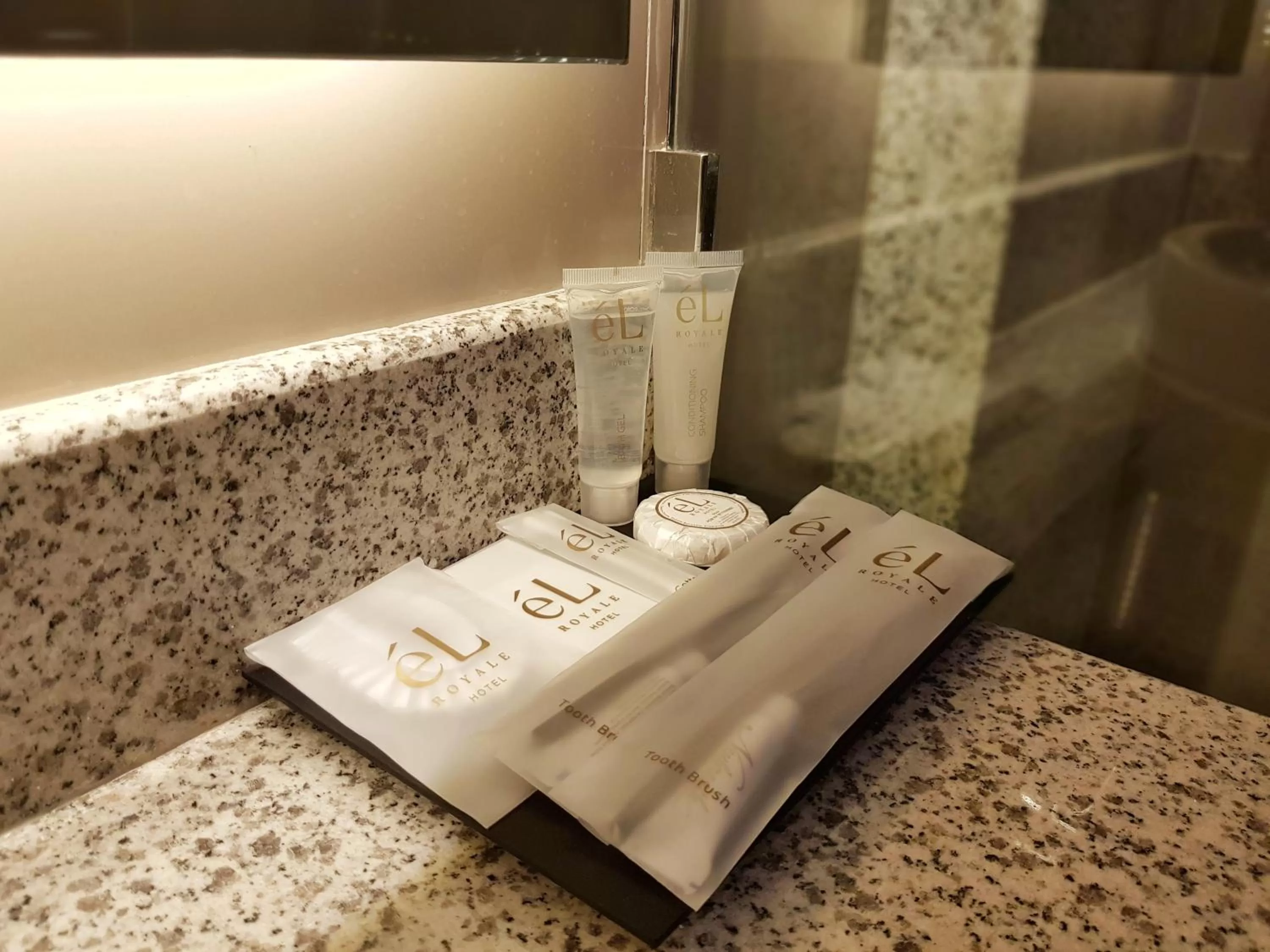 Shower in eL Hotel Yogyakarta Malioboro