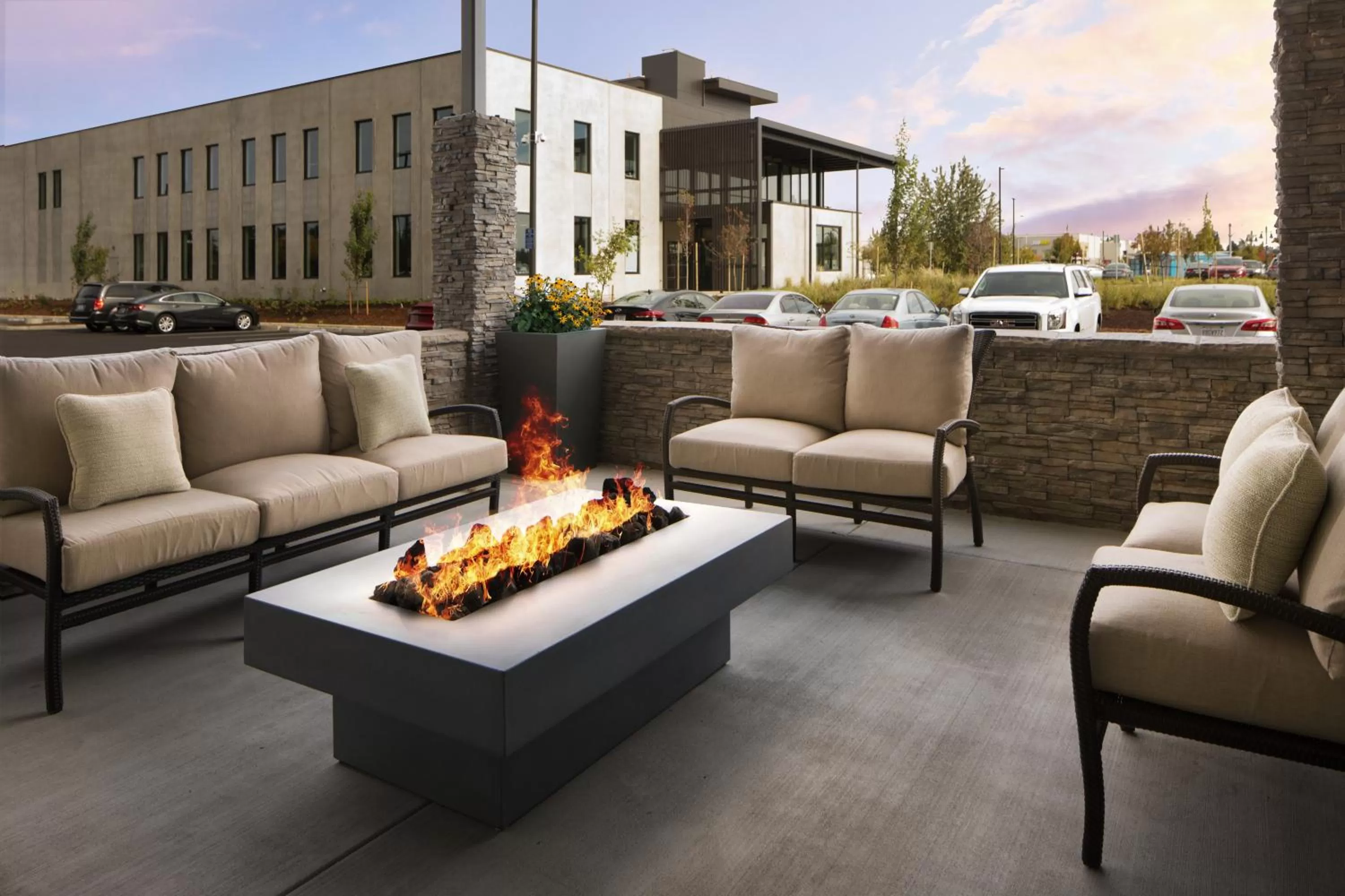 Lobby or reception in Holiday Inn Express & Suites - Portland Airport - Cascade Stn by IHG