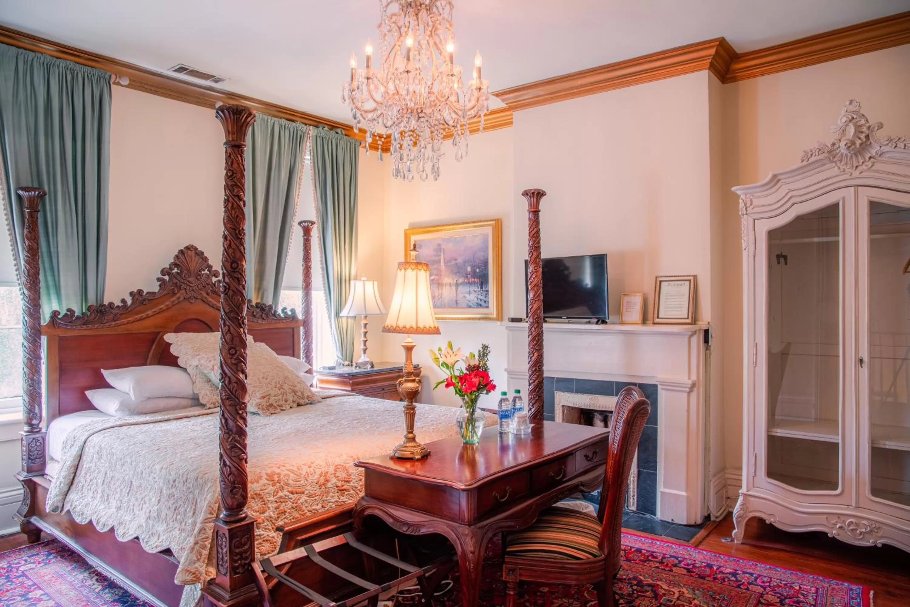 Bed in Justine Inn Savannah