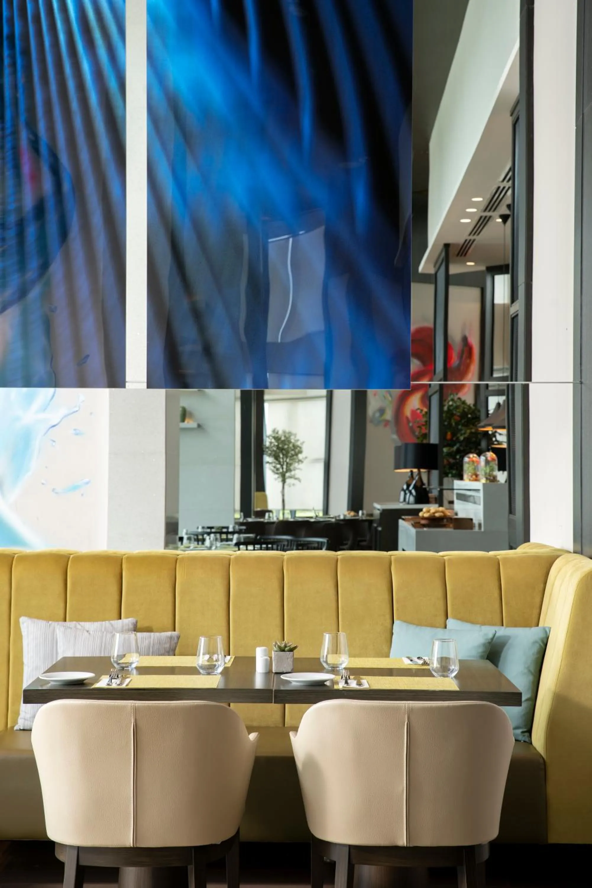 Restaurant/places to eat in Centro Westside by Rotana