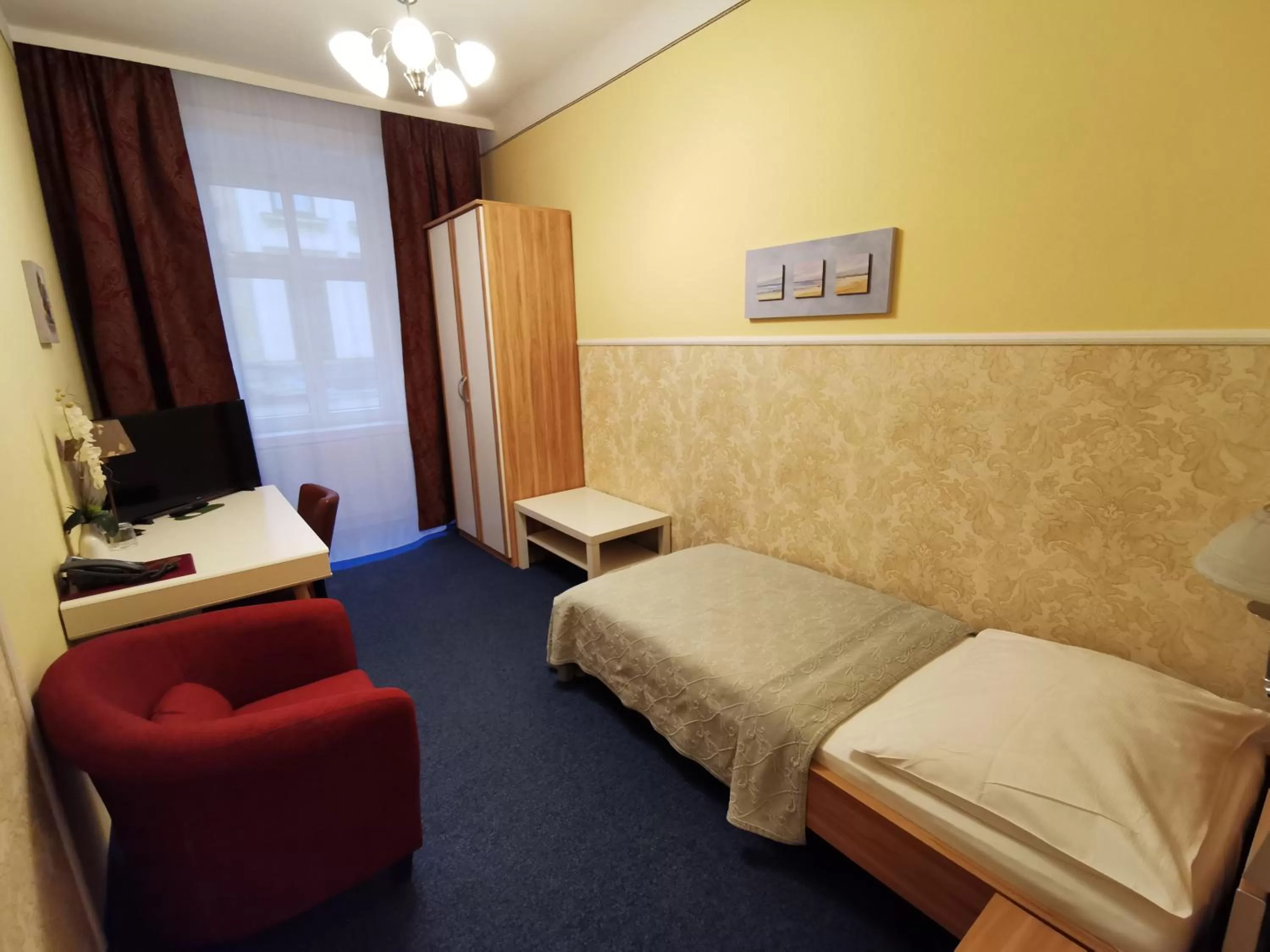 Photo of the whole room, Bed in Hotel Bajazzo