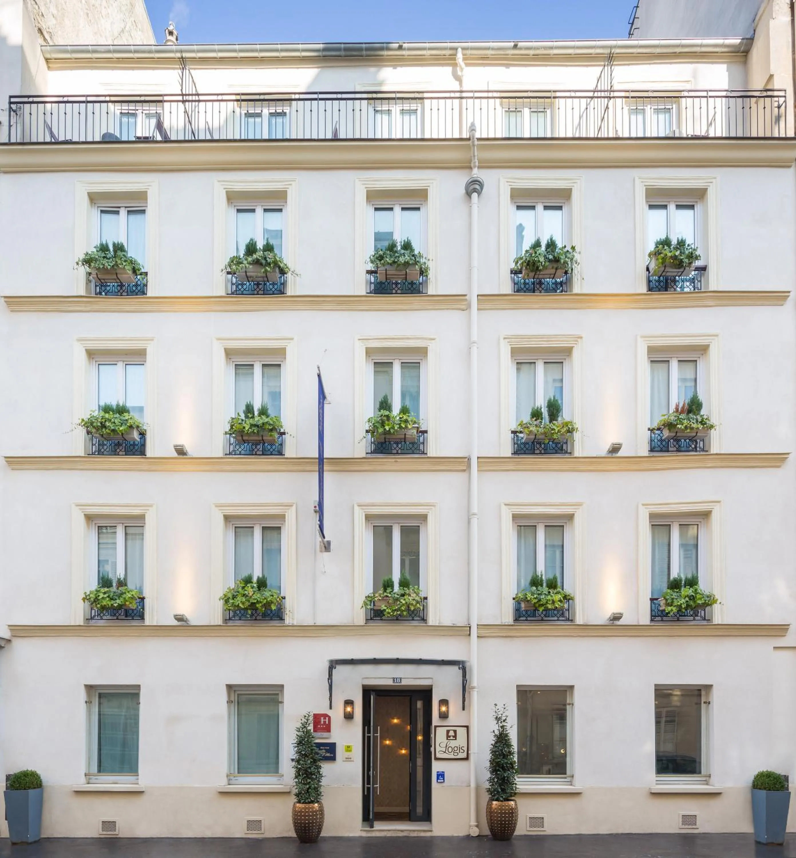Facade/entrance in Logis hôtel Jardin de Villiers