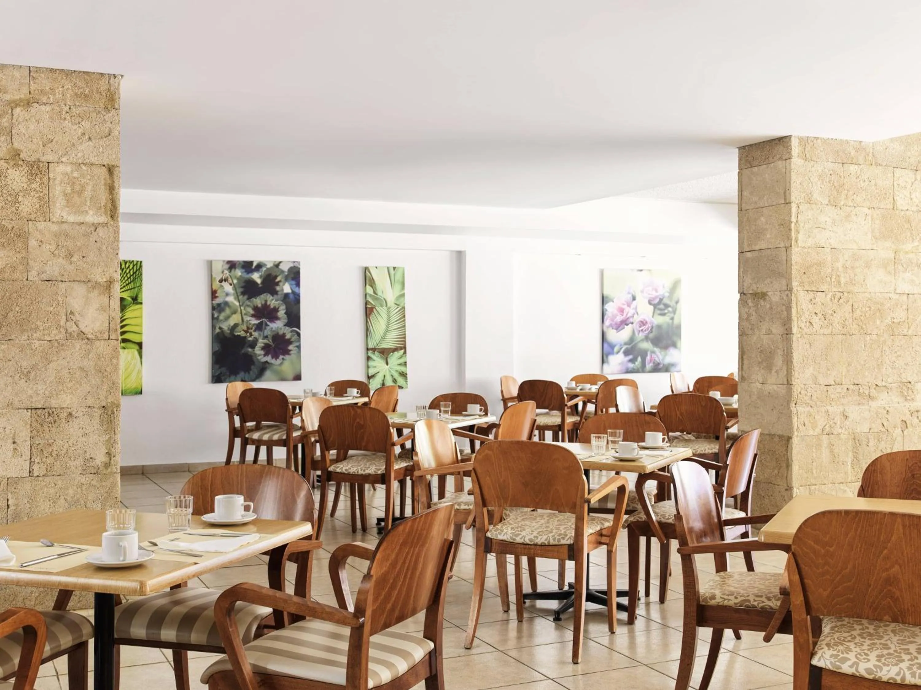 Restaurant/places to eat in Pearl Hotel