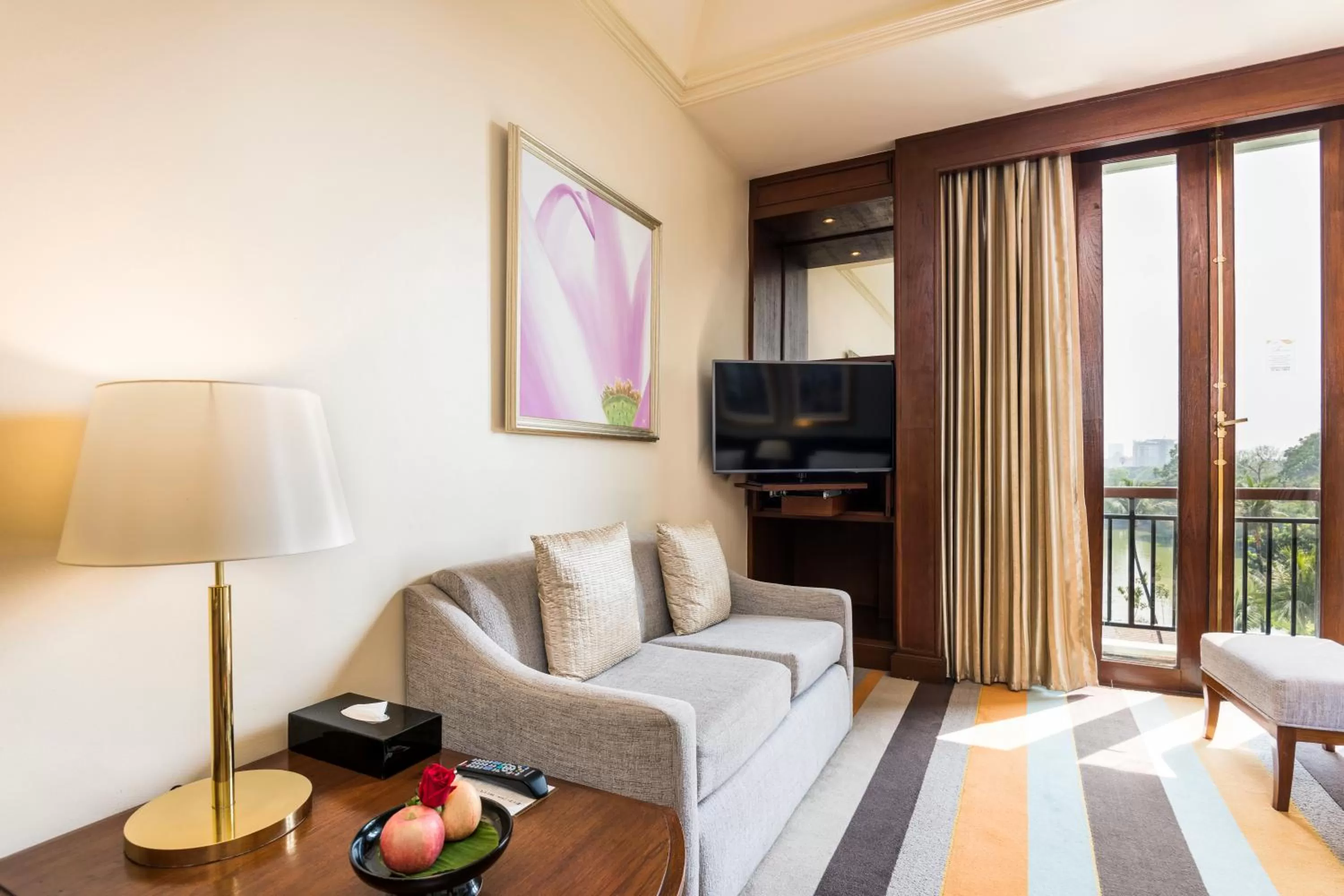 TV and multimedia in Chatrium Hotel Royal Lake Yangon