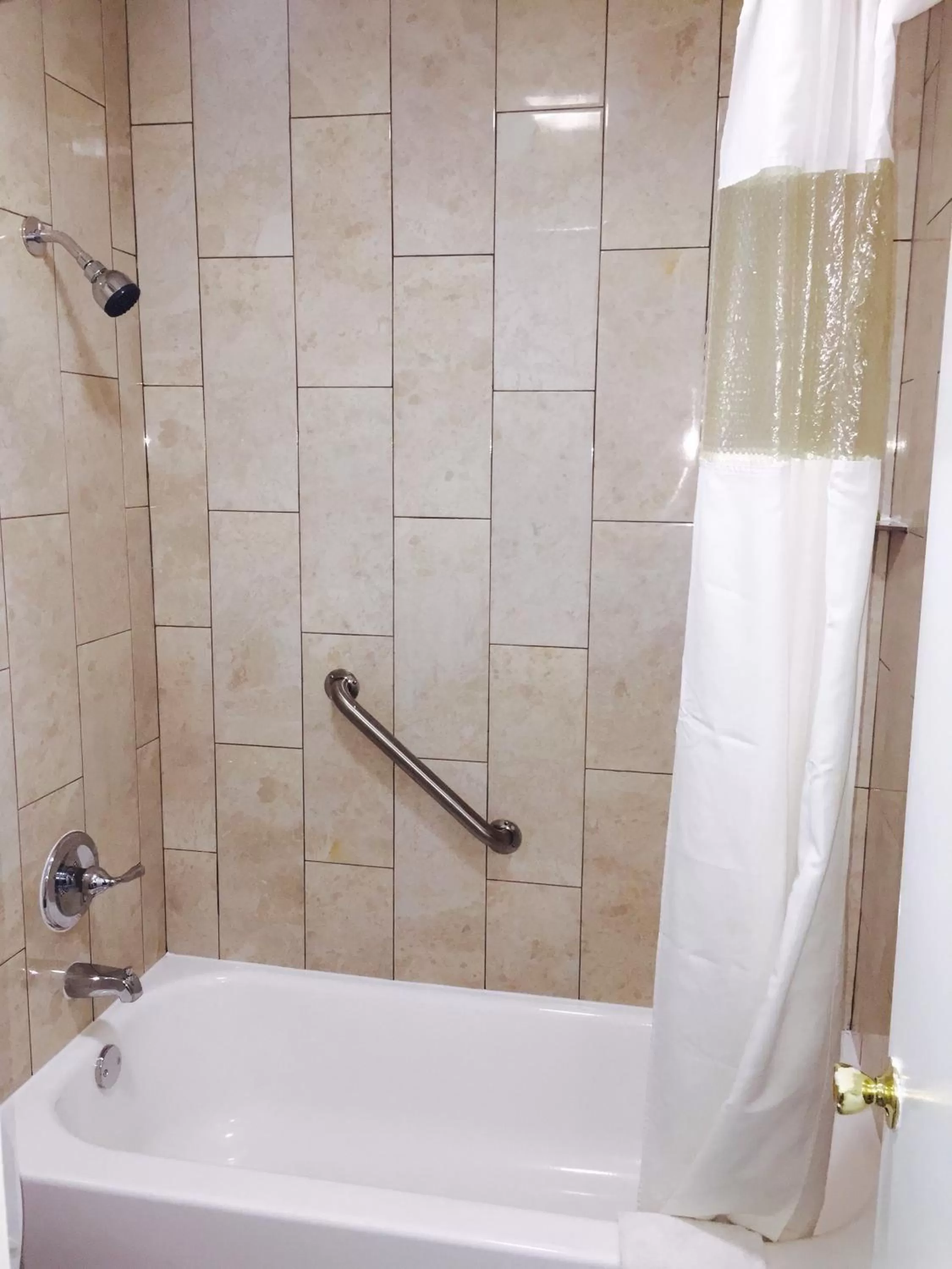 Shower in Deluxe Inn