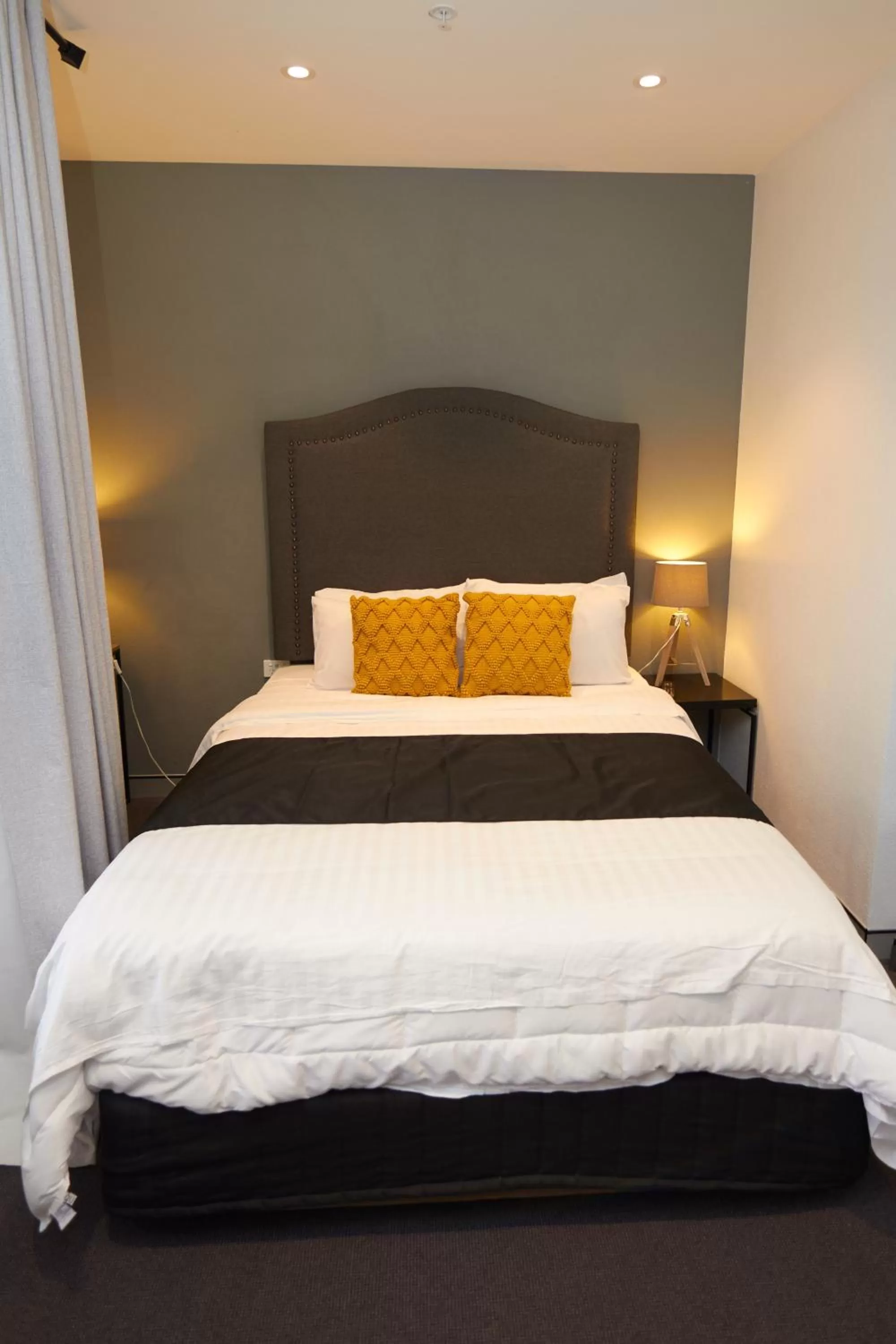 Bed in Mariners Court Hotel Sydney