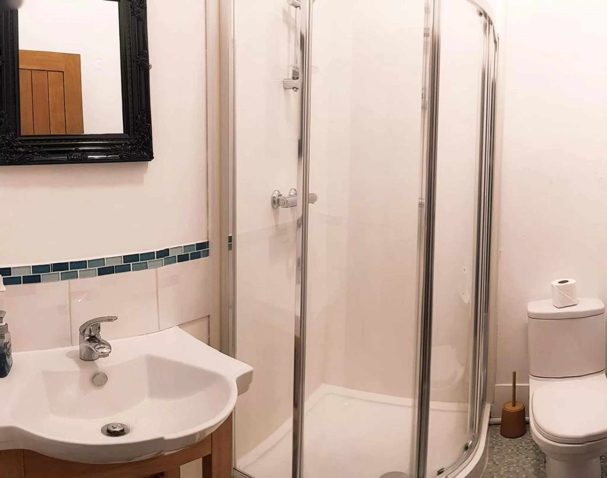 Shower, Bathroom in The Wheatsheaf Hotel