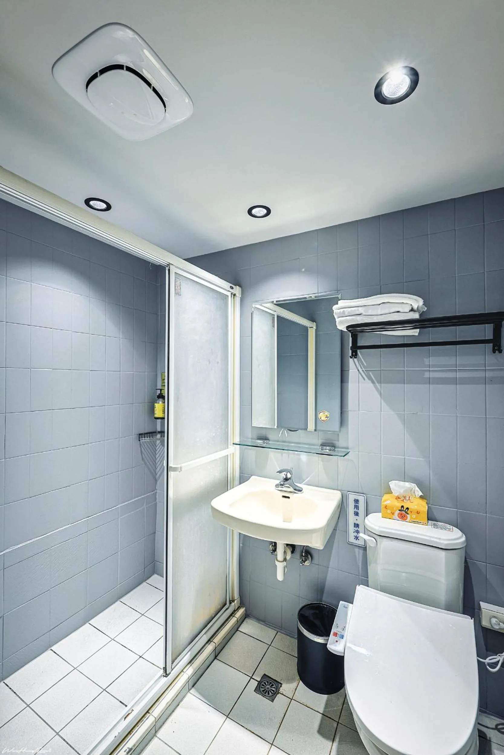 Shower in 亞馨文旅 近東大門夜市 有免費停車場 可自助入住