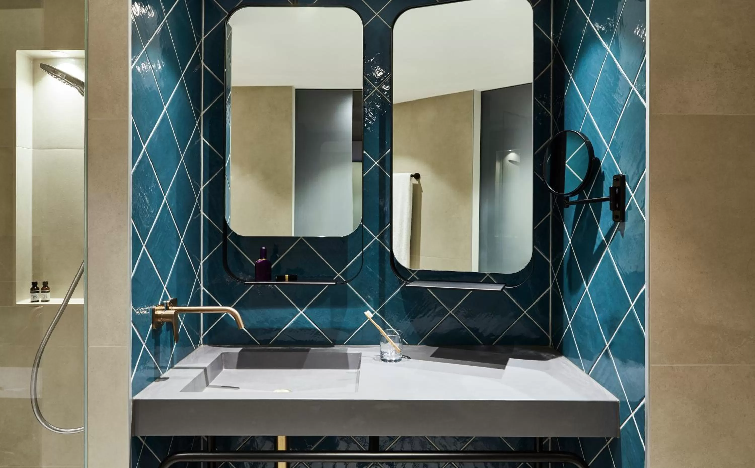 Shower in Hotel Indigo Berlin - East Side Gallery