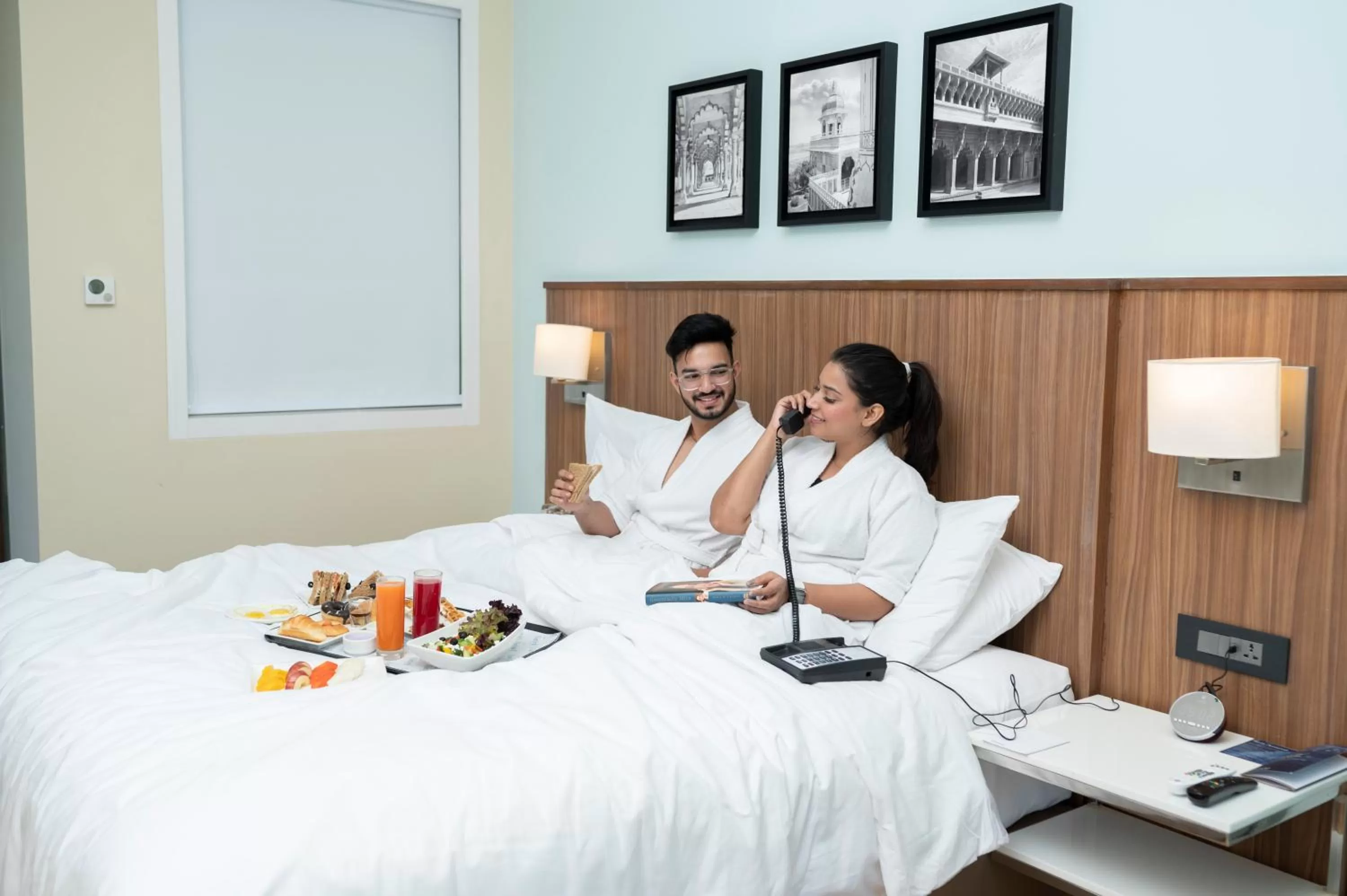Food and drinks, Bed in Fairfield by Marriott Agra