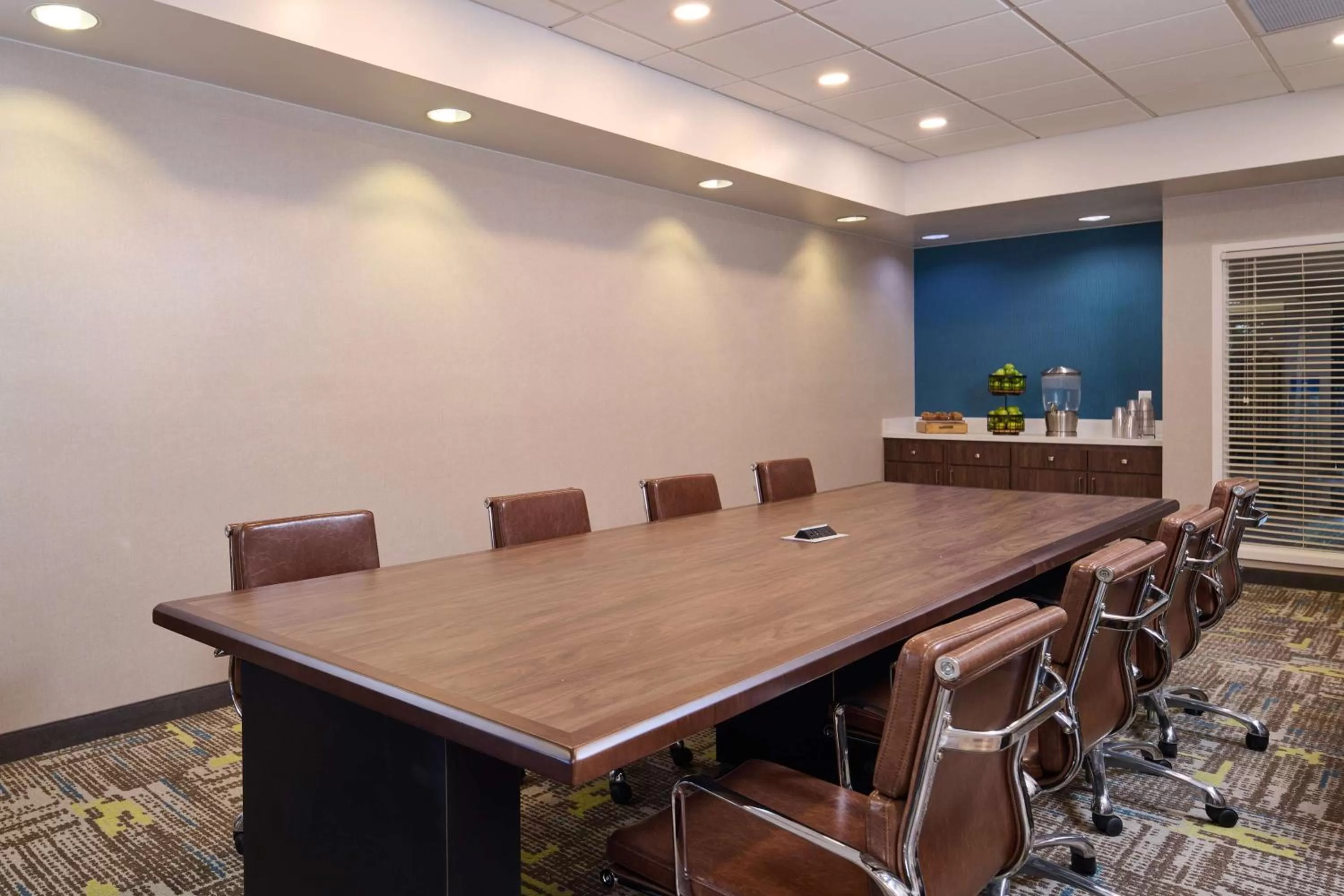 Meeting/conference room in Hampton Inn Anchorage
