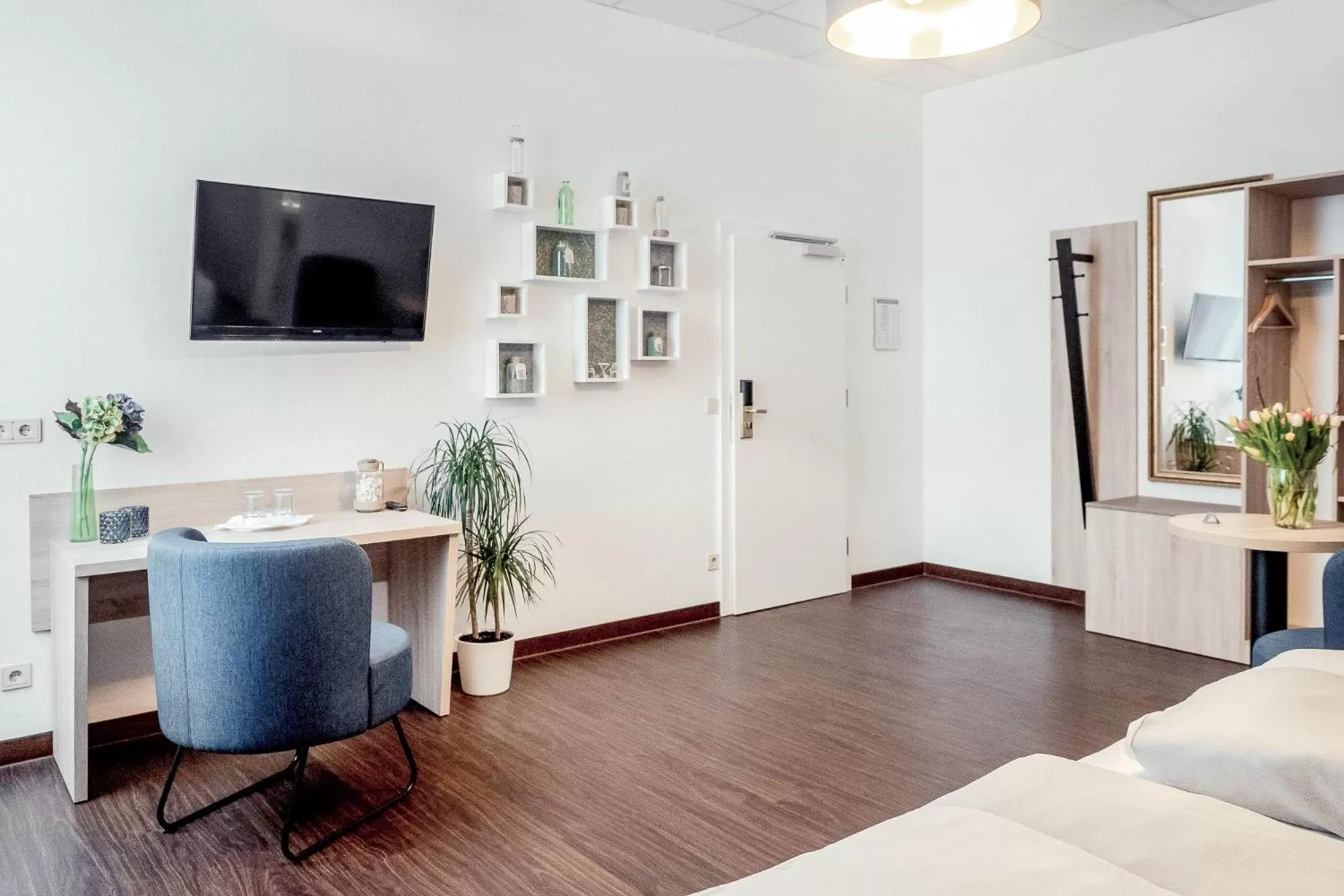 Photo of the whole room, TV/Entertainment Center in Pallas Hotel