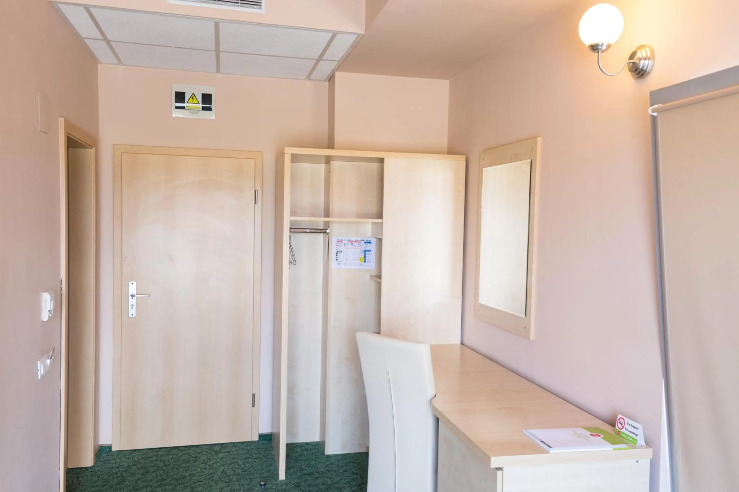 Photo of the whole room in Stop Hotel