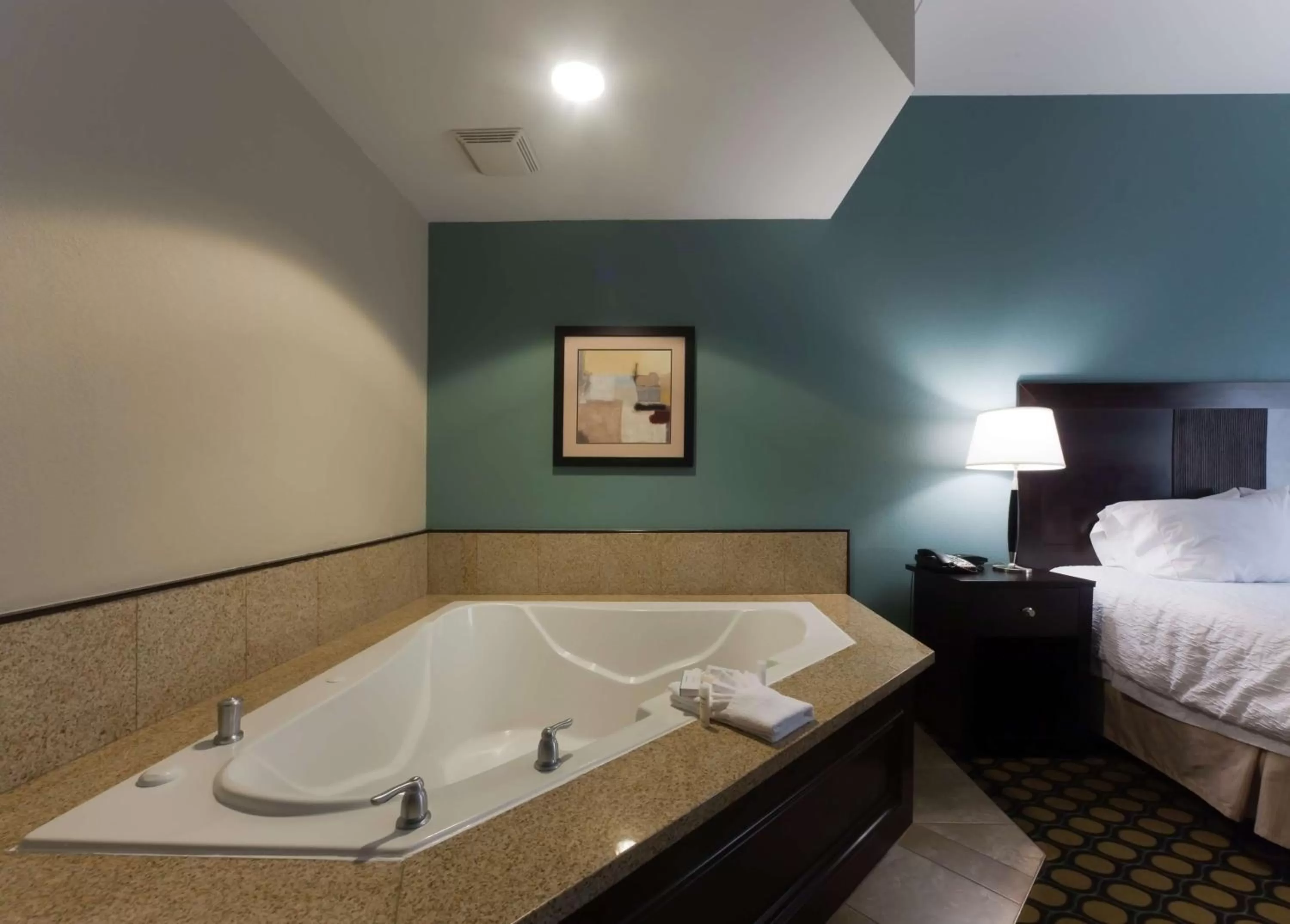 Bathroom, Bed in Hampton Inn North Brunswick NJ