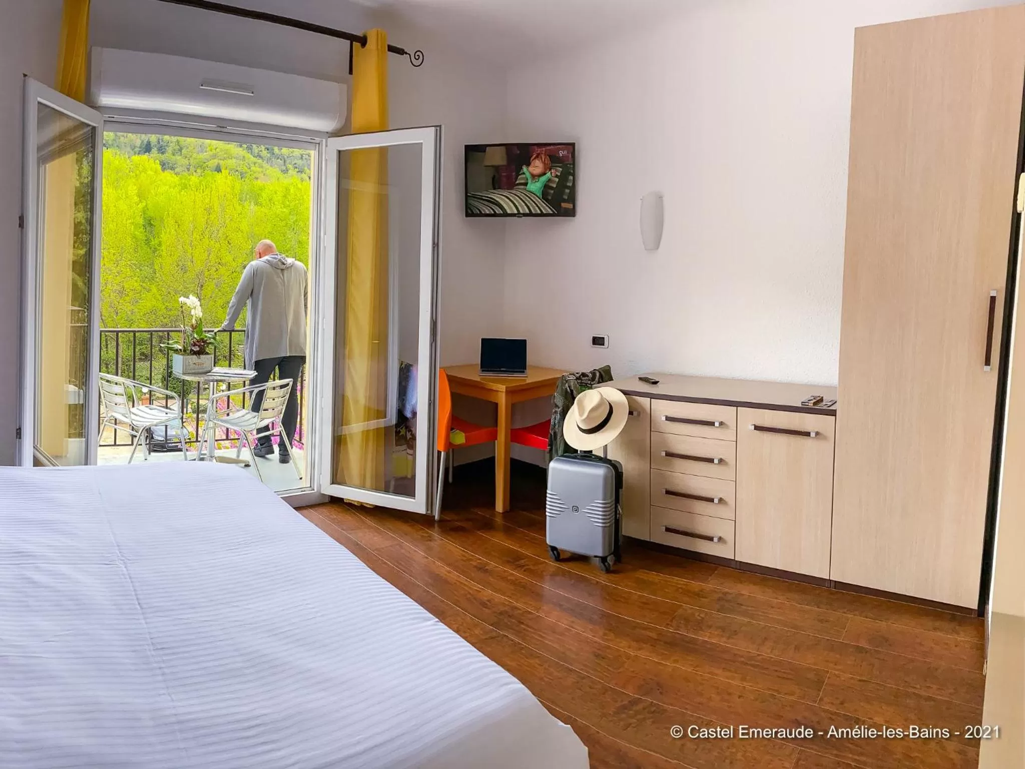 Bedroom, Bed in Appart'Hotel Castel Emeraude, Charme et Caractère